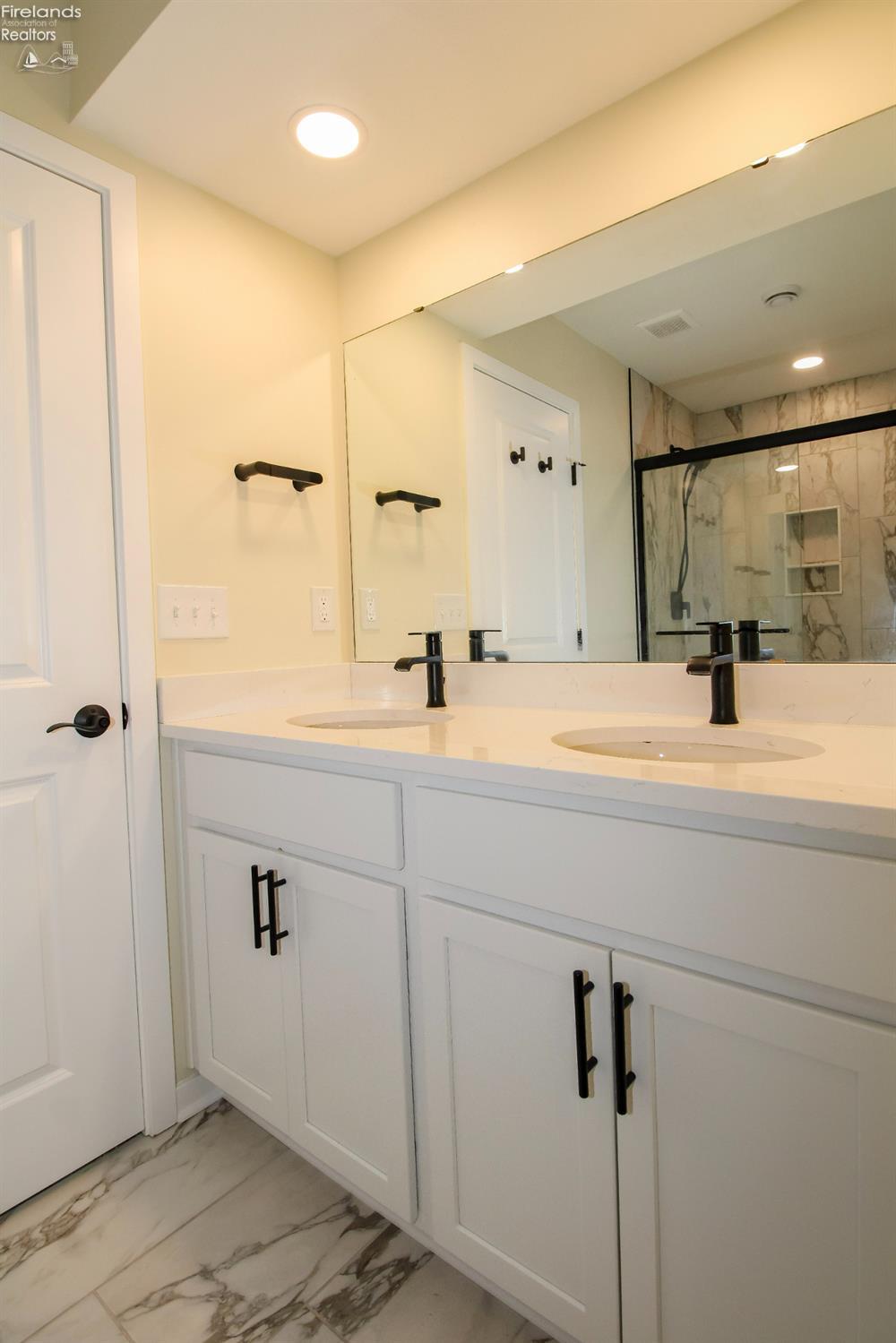 Sandusky, Ohio 44870, United States, 2 Bedrooms Bedrooms, ,3 BathroomsBathrooms,Residential,Pending,180557