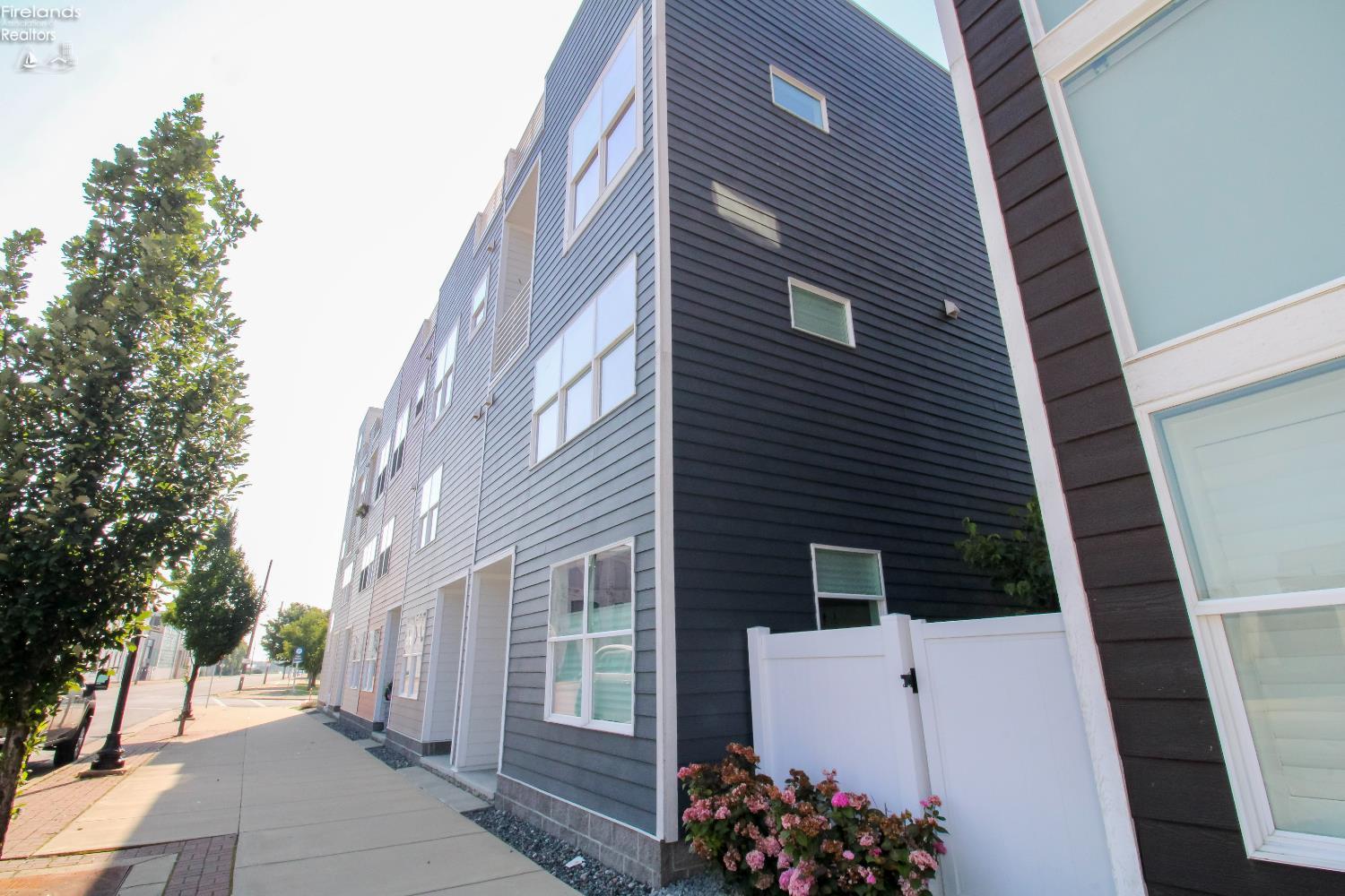 Sandusky, Ohio 44870, United States, 2 Bedrooms Bedrooms, ,3 BathroomsBathrooms,Residential,Pending,180557