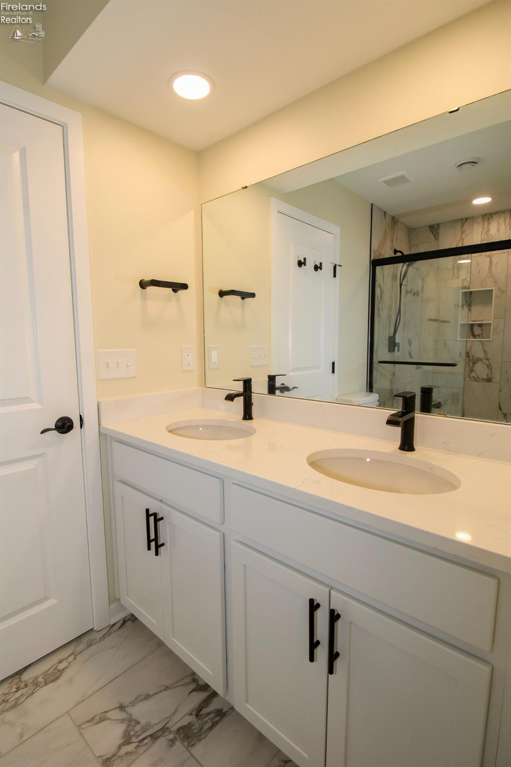 Sandusky, Ohio 44870, United States, 2 Bedrooms Bedrooms, ,3 BathroomsBathrooms,Residential,Pending,180557