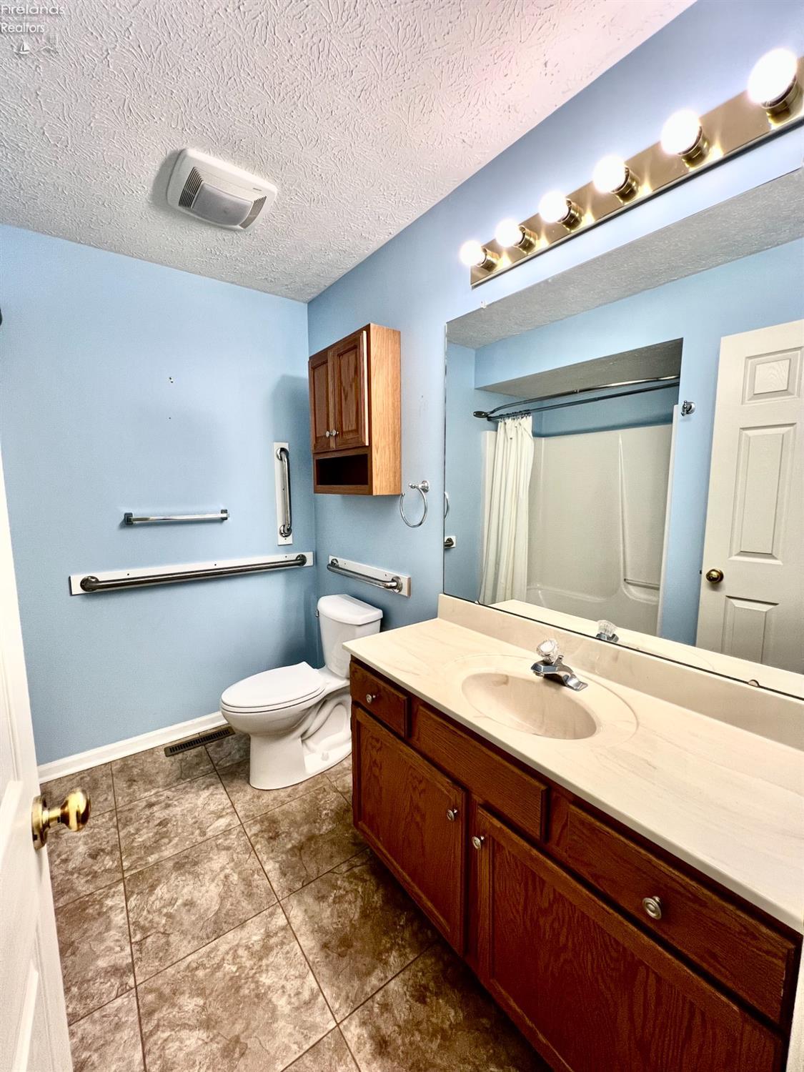 450 Autumnwood Drive, Tiffin, Ohio image 9