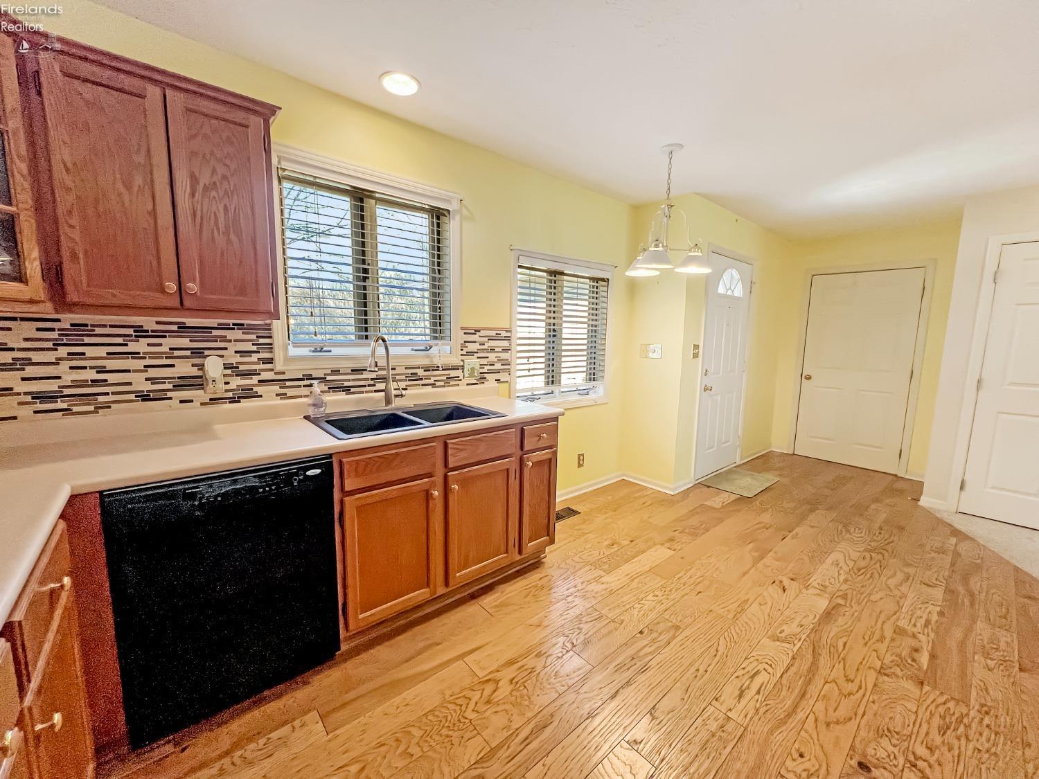 450 Autumnwood Drive, Tiffin, Ohio image 2