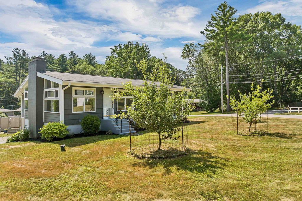 Photo of 7 Hemlock Circle, Dover, NH 03820 (MLS # 5064893)
