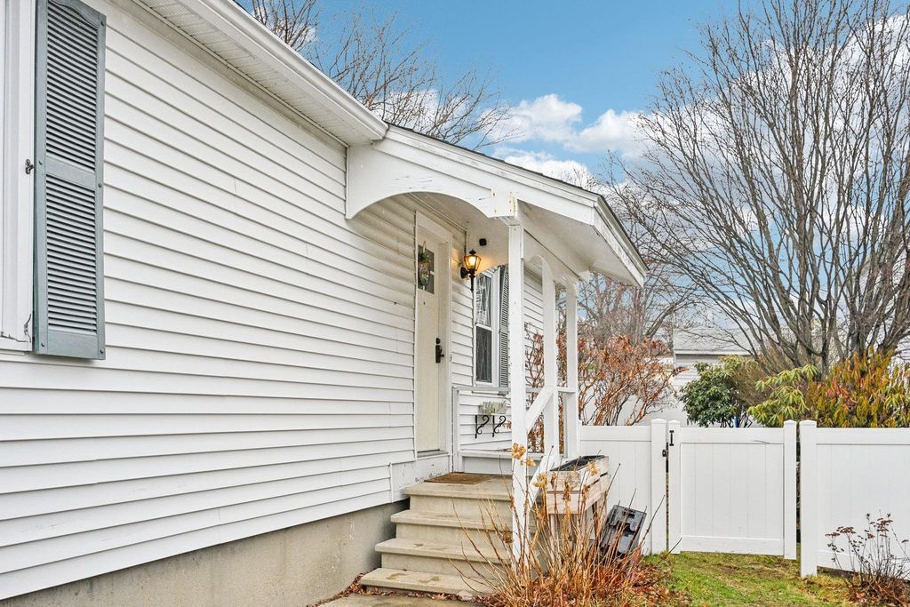 Photo of 170 S Hall Street, Manchester, NH 03103 (MLS # 5082063)