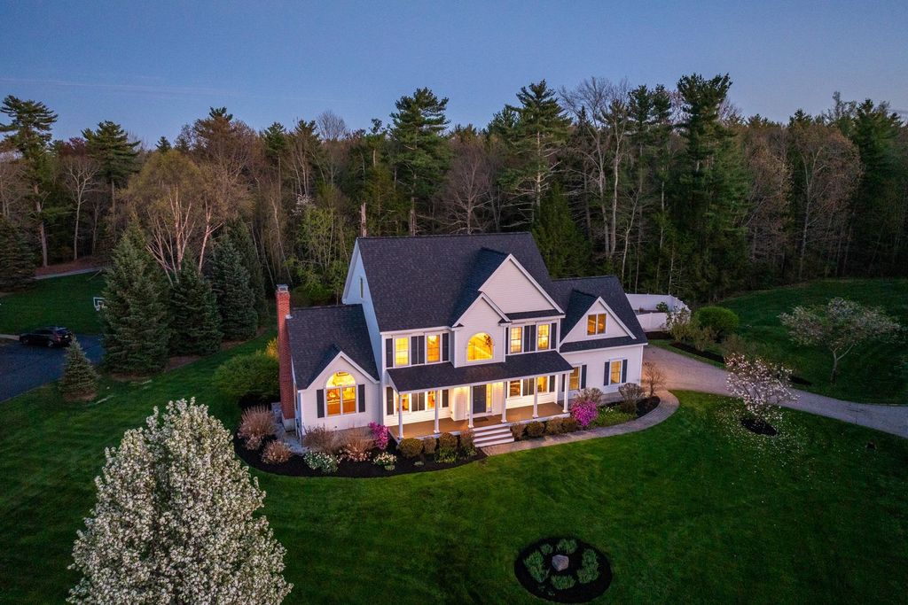 Photo of 8 Lilac Way, Stratham, NH 03885 (MLS # 5088675)