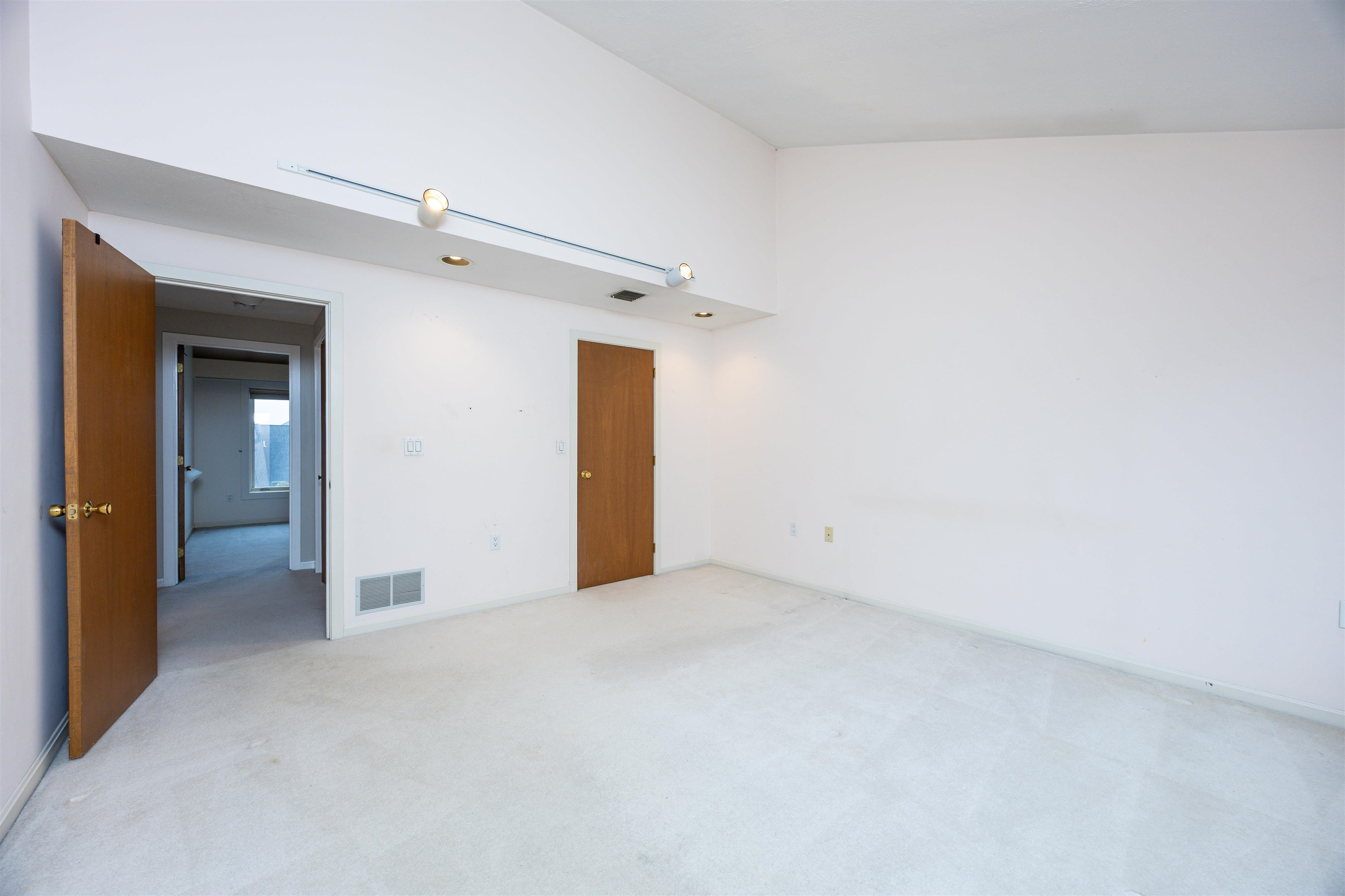 Derry, New Hampshire 03038, United States, 2 Bedrooms Bedrooms, ,2 BathroomsBathrooms,Residential,Pending,105517