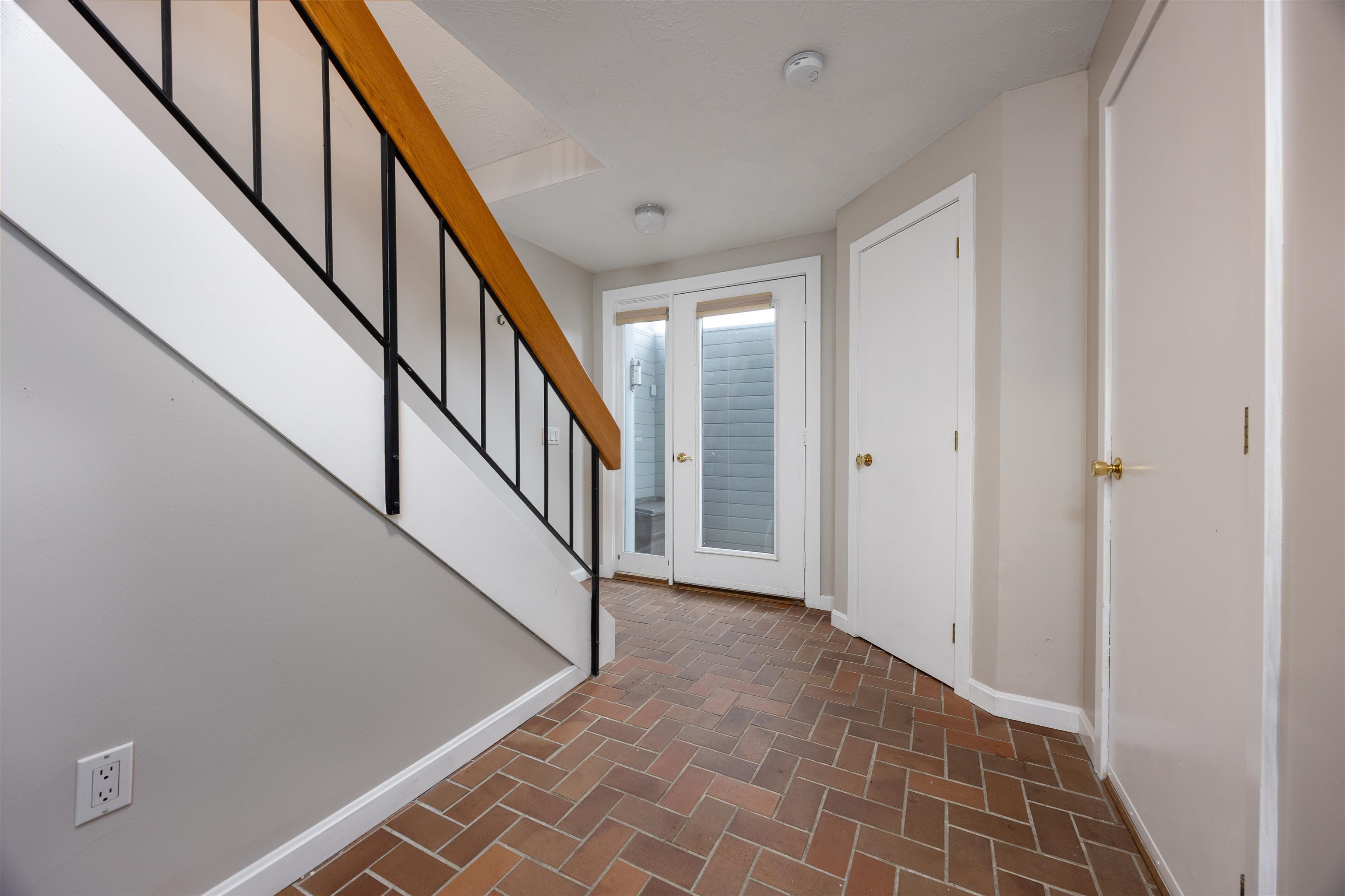 Derry, New Hampshire 03038, United States, 2 Bedrooms Bedrooms, ,2 BathroomsBathrooms,Residential,Pending,105517