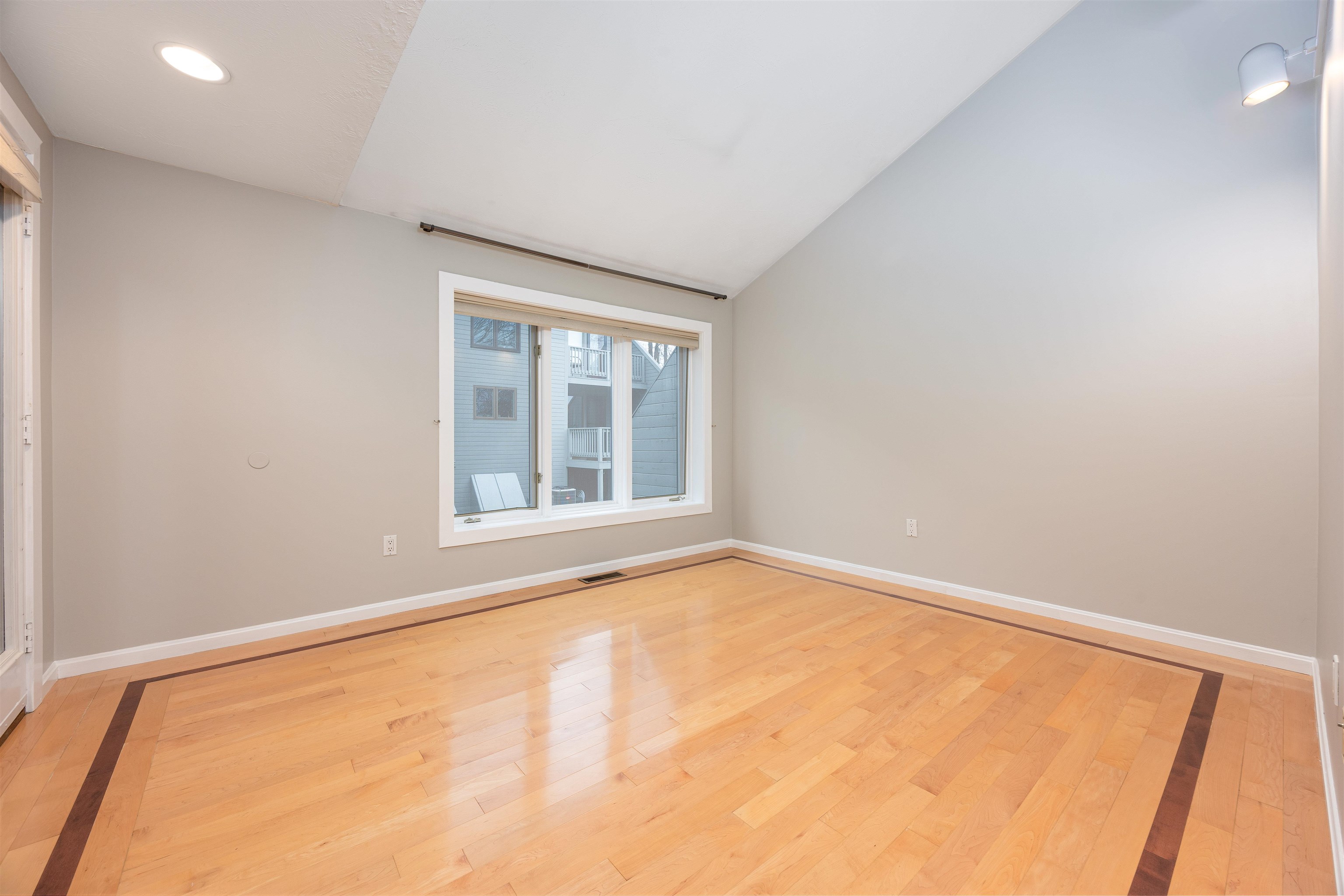 Derry, New Hampshire 03038, United States, 2 Bedrooms Bedrooms, ,2 BathroomsBathrooms,Residential,Pending,105517