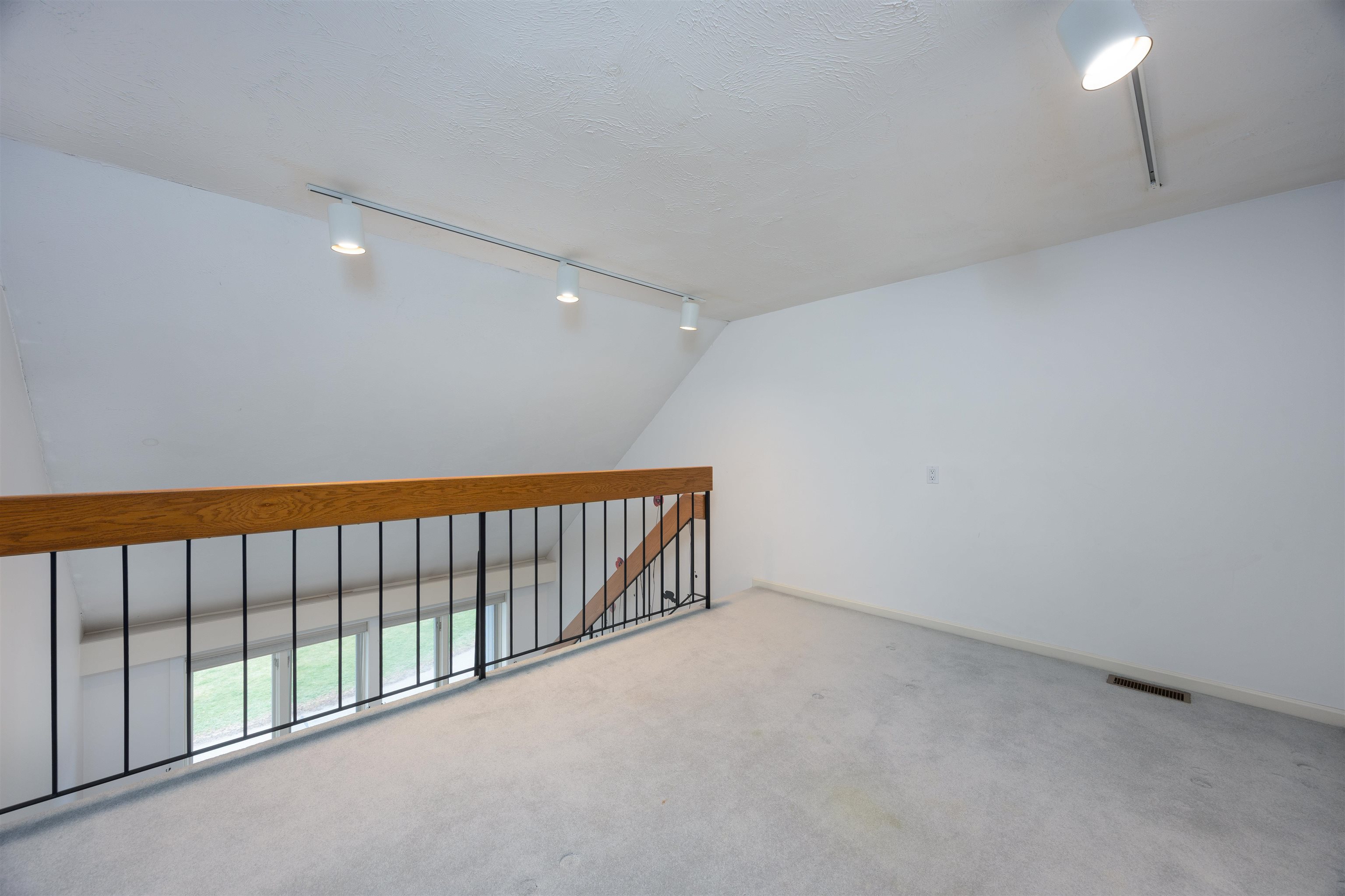 Derry, New Hampshire 03038, United States, 2 Bedrooms Bedrooms, ,2 BathroomsBathrooms,Residential,Pending,105517