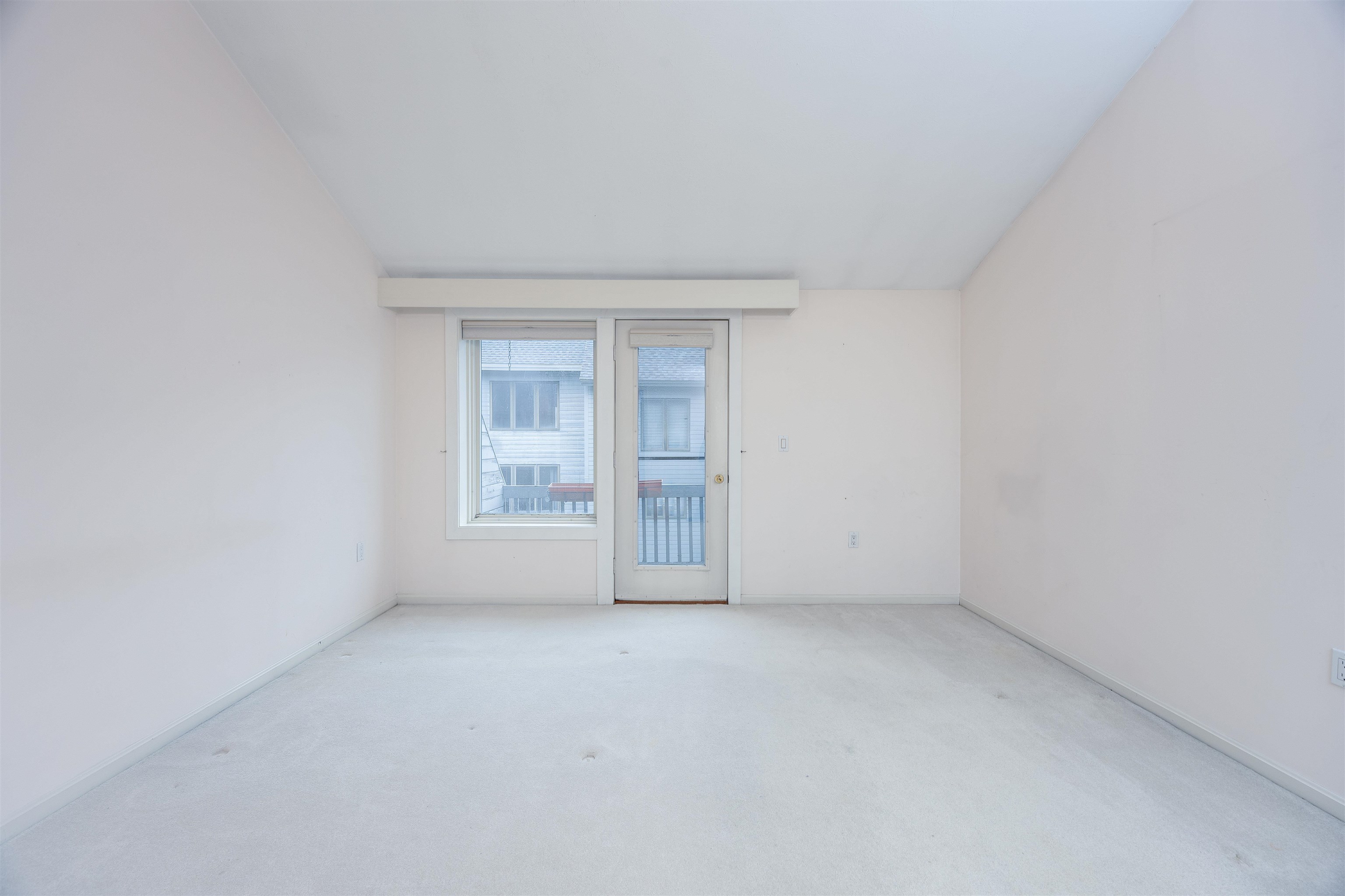 Derry, New Hampshire 03038, United States, 2 Bedrooms Bedrooms, ,2 BathroomsBathrooms,Residential,Pending,105517