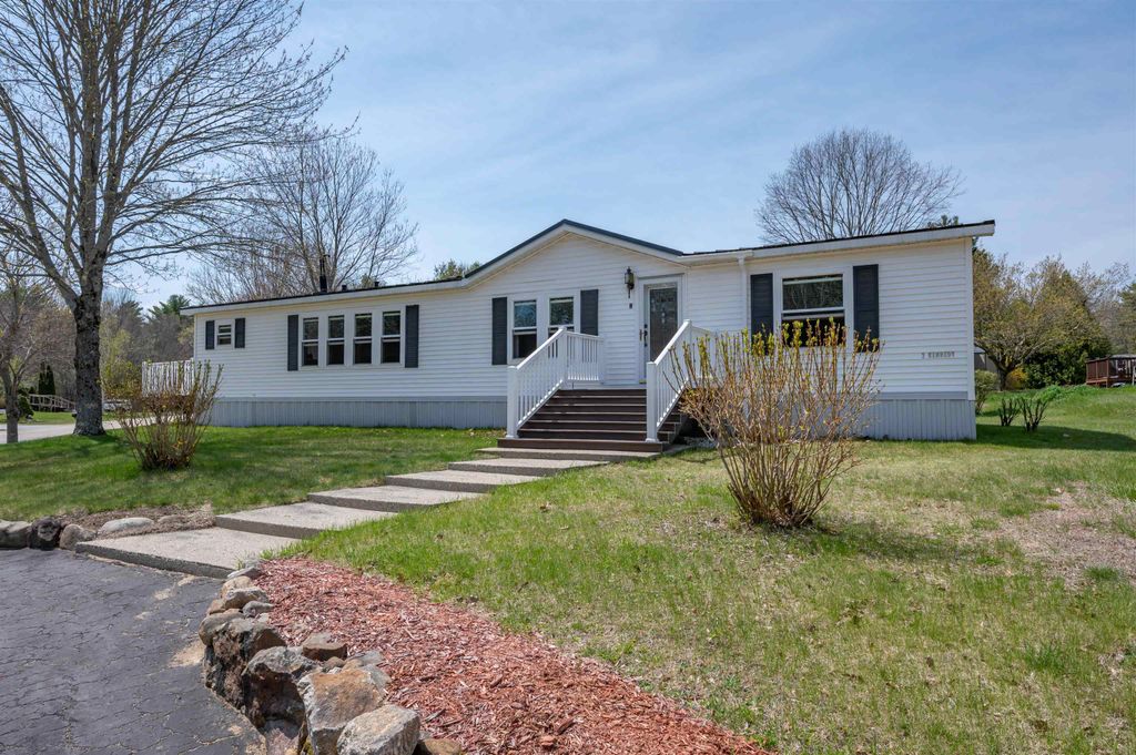 Photo of 2 Kennedy Street, Epsom, NH 03234 (MLS # 5088414)