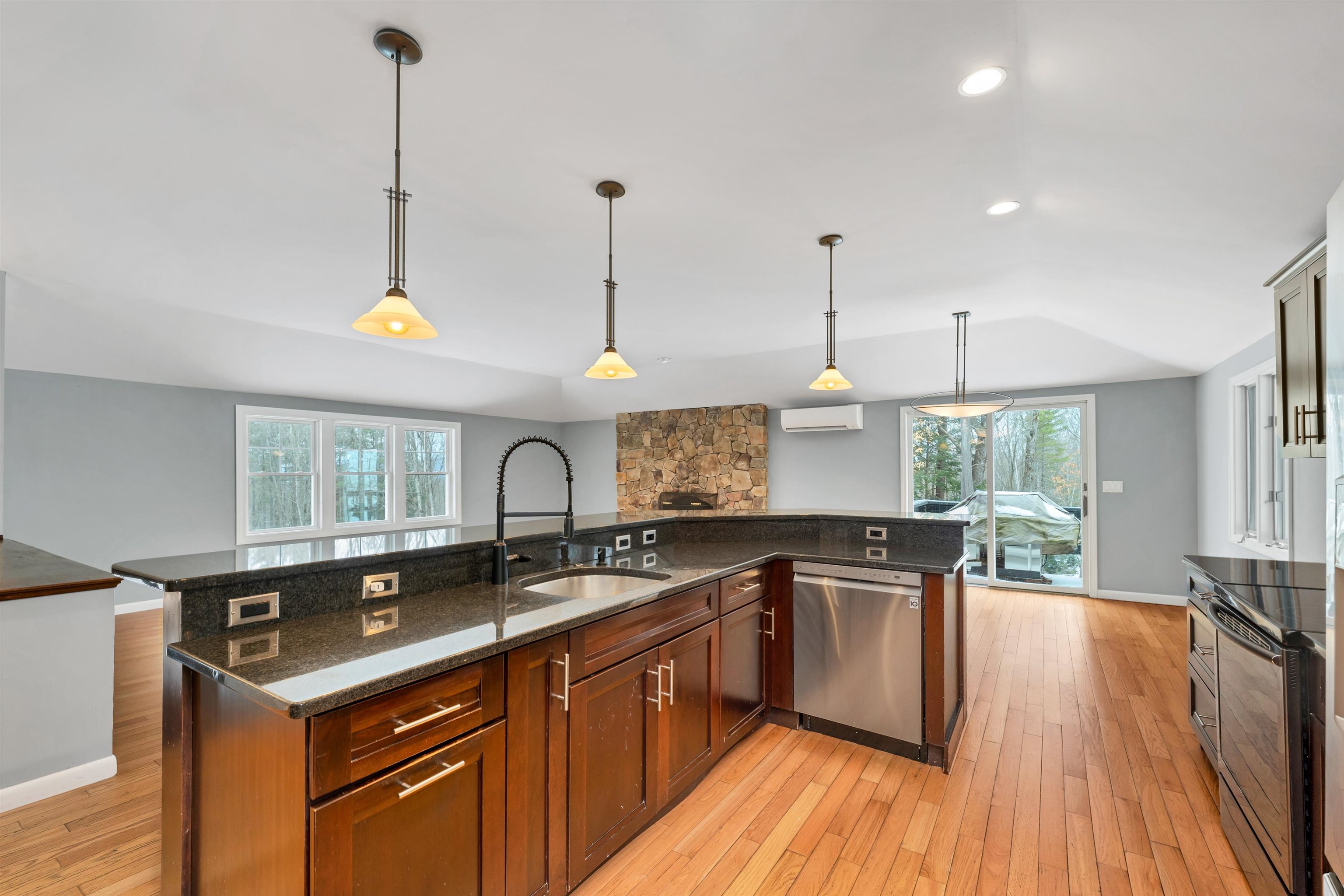 Gilford, New Hampshire 03249, United States, 3 Bedrooms Bedrooms, ,2 BathroomsBathrooms,Residential,Active,99984