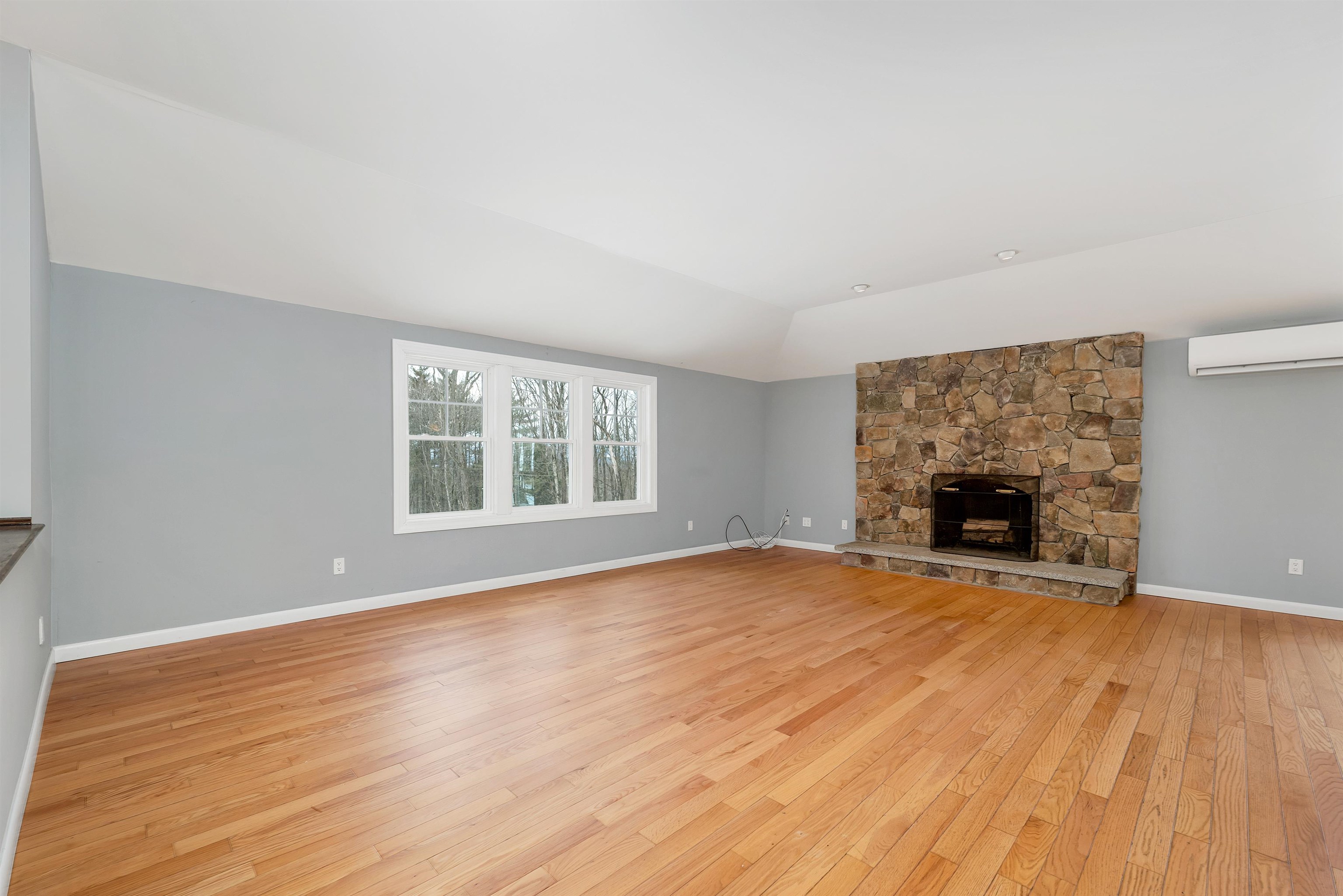 Gilford, New Hampshire 03249, United States, 3 Bedrooms Bedrooms, ,2 BathroomsBathrooms,Residential,Active,99984