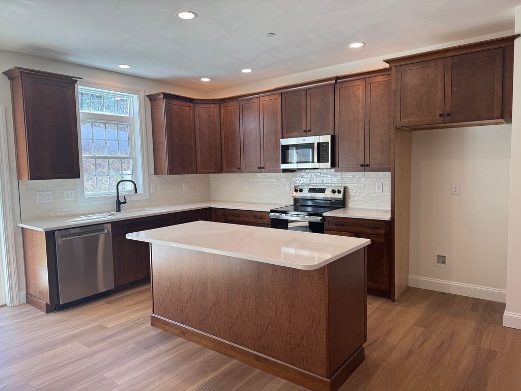 Photo of 4 Dearborn Circle, Goffstown, NH 03045 (MLS # 5080711)