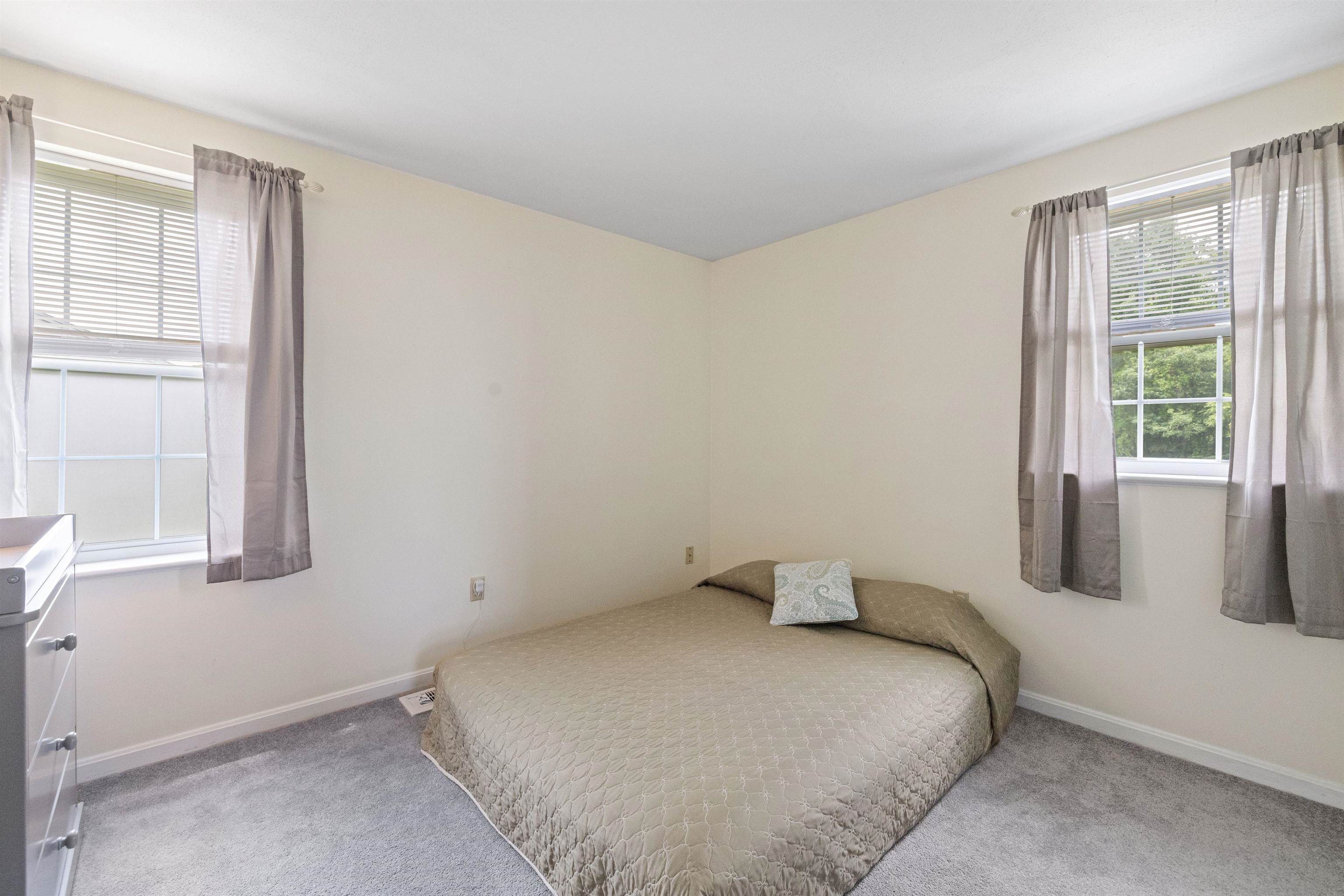 Goffstown, New Hampshire 03045, United States, 2 Bedrooms Bedrooms, ,2 BathroomsBathrooms,Residential,Pending,153856