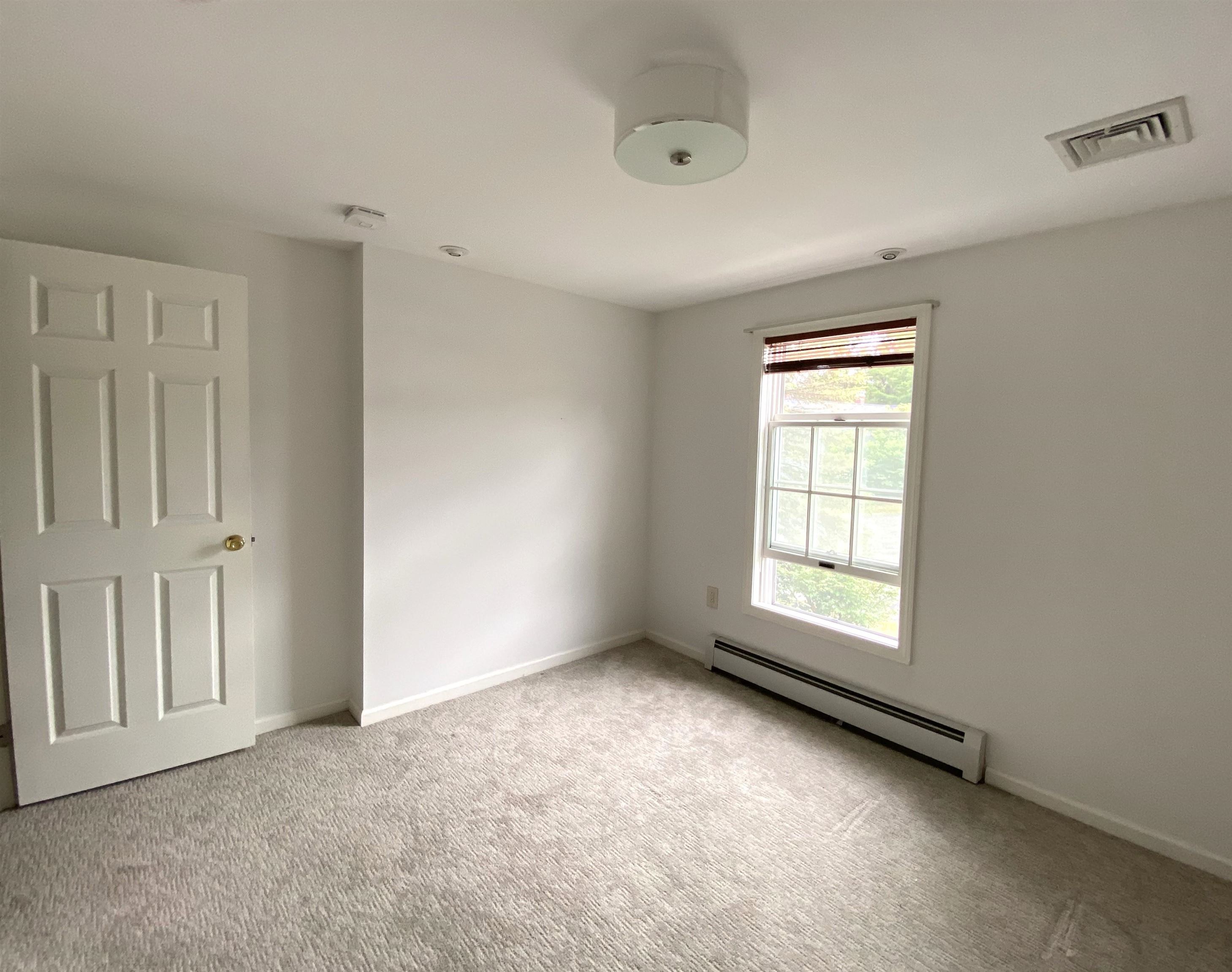 Middlebury, Vermont 05753, United States, 2 Bedrooms Bedrooms, ,1 BathroomBathrooms,Residential,Pending,201146