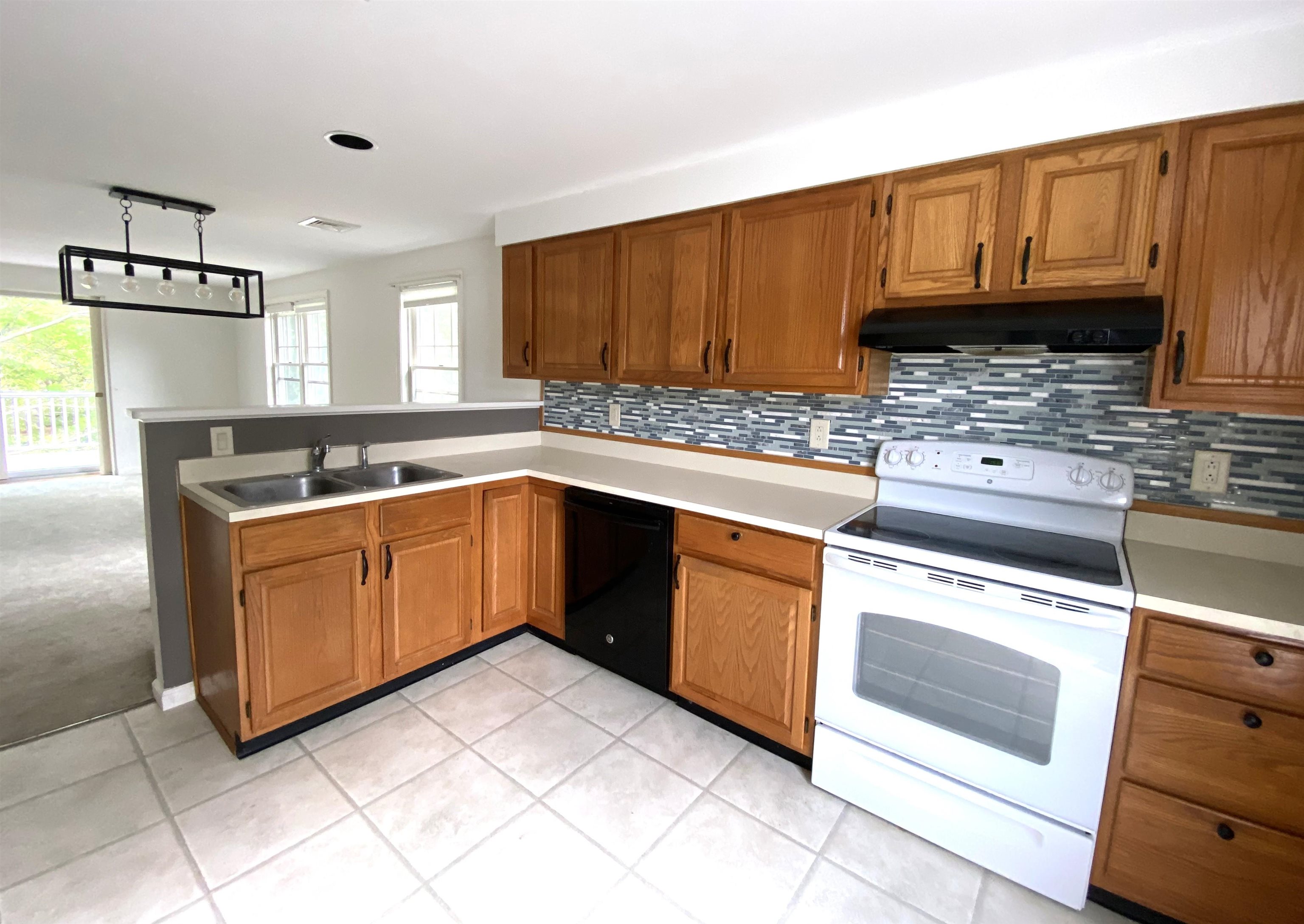 Middlebury, Vermont 05753, United States, 2 Bedrooms Bedrooms, ,1 BathroomBathrooms,Residential,Pending,201146