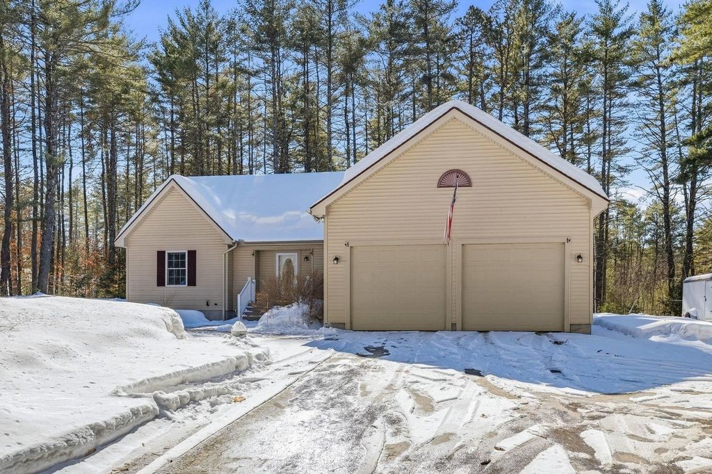 Photo of 21 Barrington Circle, Ossipee, NH 03814 (MLS # 5078183)