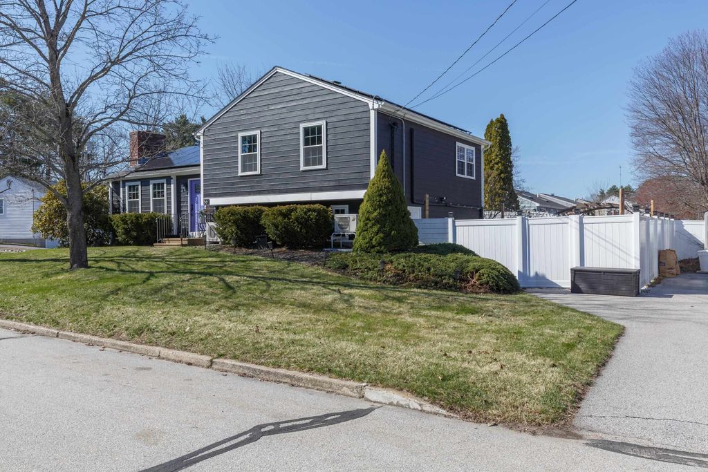 Photo of 56 Hazelton Court, Manchester, NH 03103 (MLS # 5083381)