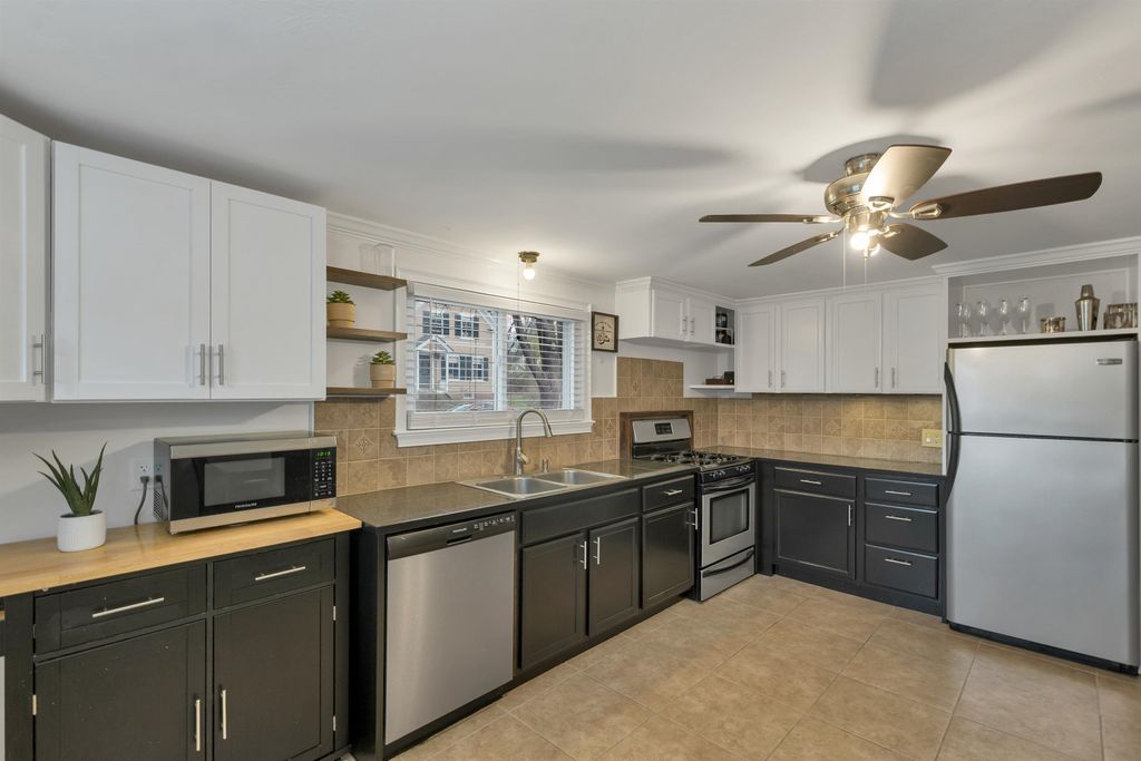 Photo of 5 Pleasant Street, Merrimack, NH 03054 (MLS # 5086319)