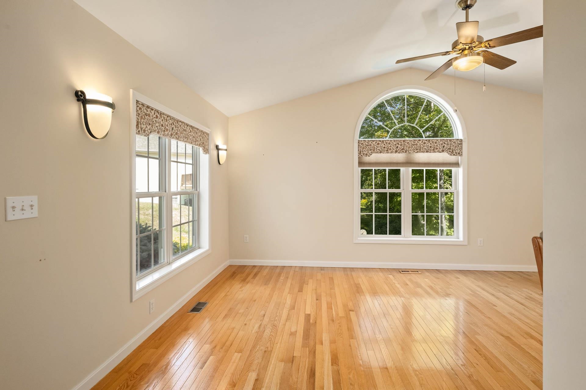 Londonderry, New Hampshire 03053, United States, 2 Bedrooms Bedrooms, ,2 BathroomsBathrooms,Residential,Pending,190437