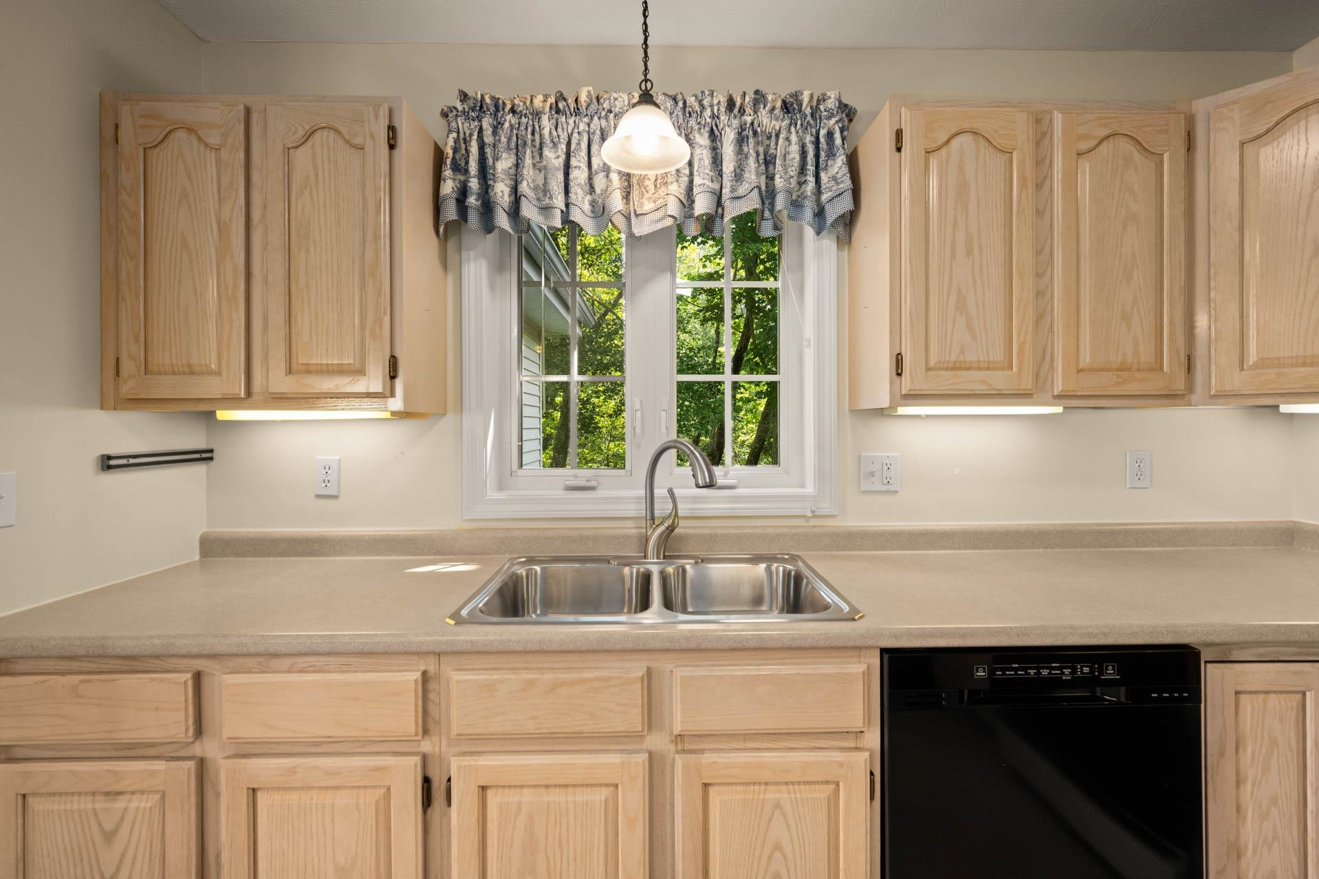 Londonderry, New Hampshire 03053, United States, 2 Bedrooms Bedrooms, ,2 BathroomsBathrooms,Residential,Pending,190437