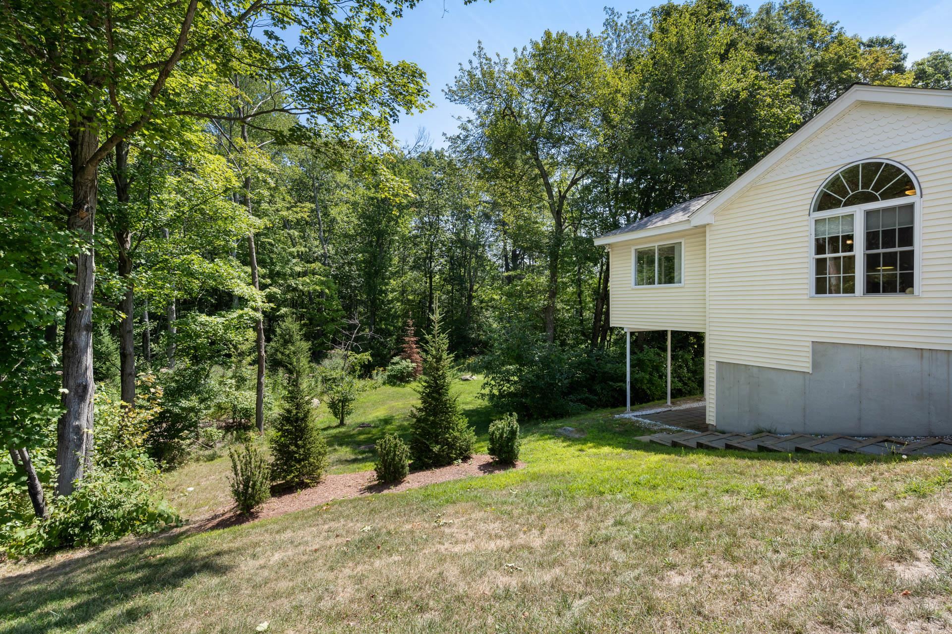Londonderry, New Hampshire 03053, United States, 2 Bedrooms Bedrooms, ,2 BathroomsBathrooms,Residential,Pending,190437