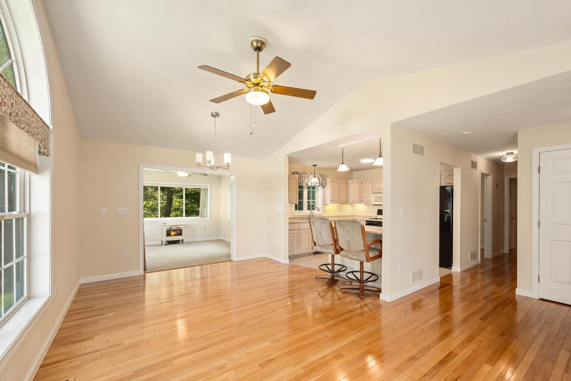 Londonderry, New Hampshire 03053, United States, 2 Bedrooms Bedrooms, ,2 BathroomsBathrooms,Residential,Pending,190437