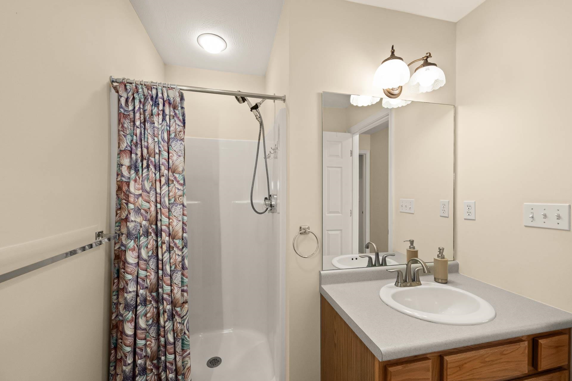 Londonderry, New Hampshire 03053, United States, 2 Bedrooms Bedrooms, ,2 BathroomsBathrooms,Residential,Pending,190437