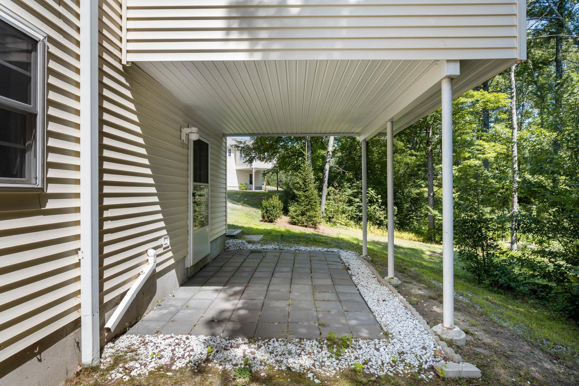 Londonderry, New Hampshire 03053, United States, 2 Bedrooms Bedrooms, ,2 BathroomsBathrooms,Residential,Pending,190437