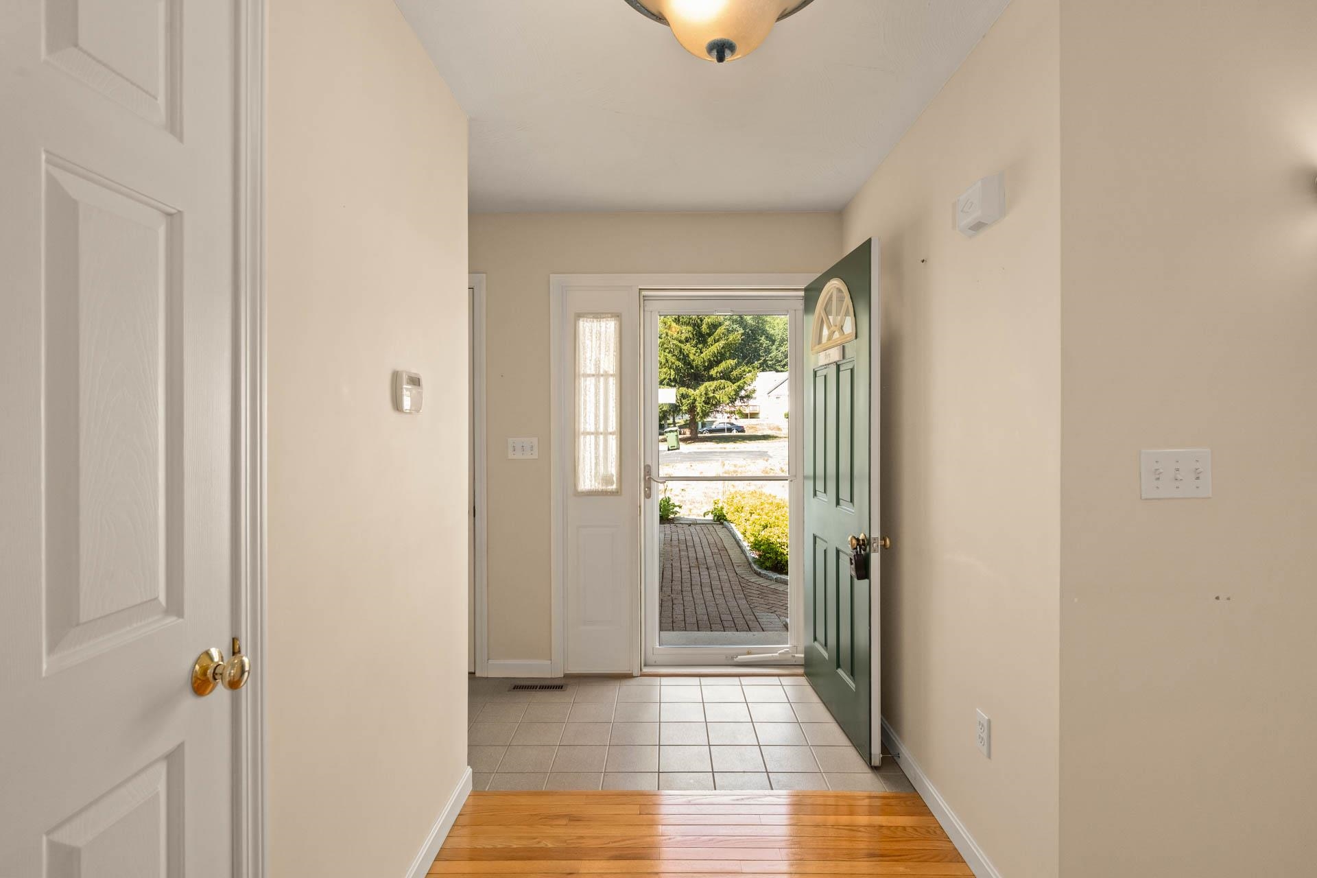 Londonderry, New Hampshire 03053, United States, 2 Bedrooms Bedrooms, ,2 BathroomsBathrooms,Residential,Pending,190437