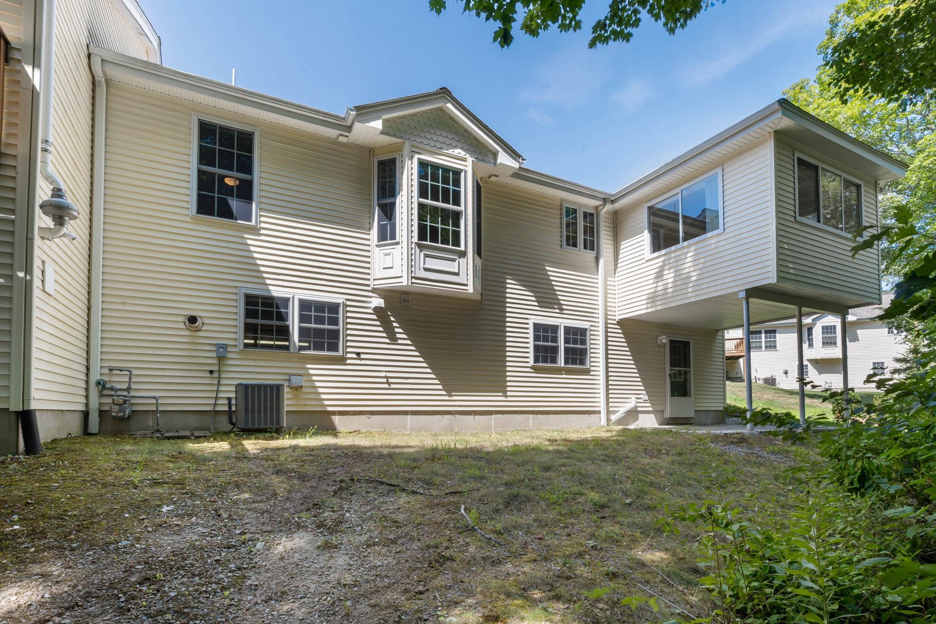 Londonderry, New Hampshire 03053, United States, 2 Bedrooms Bedrooms, ,2 BathroomsBathrooms,Residential,Pending,190437