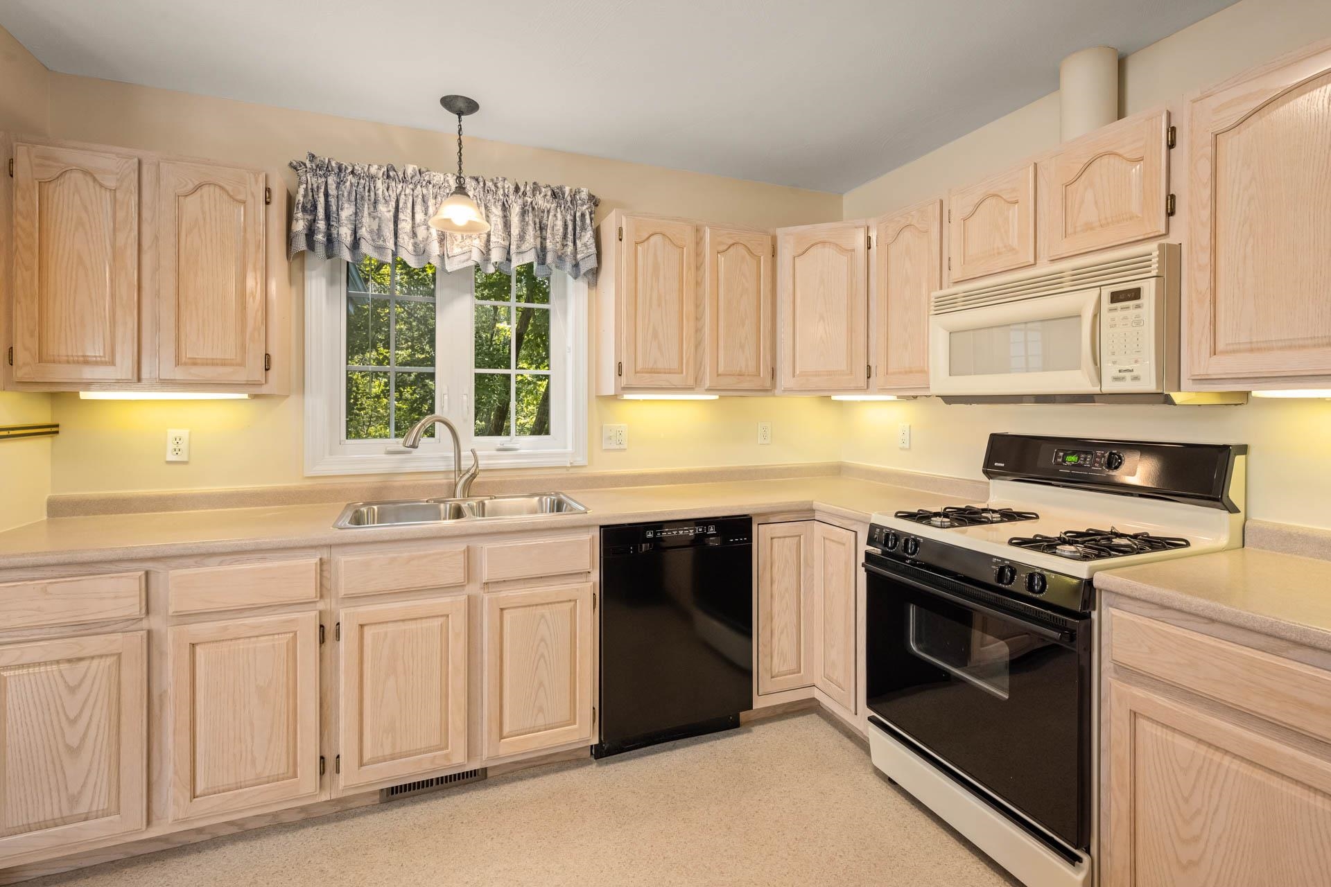 Londonderry, New Hampshire 03053, United States, 2 Bedrooms Bedrooms, ,2 BathroomsBathrooms,Residential,Pending,190437