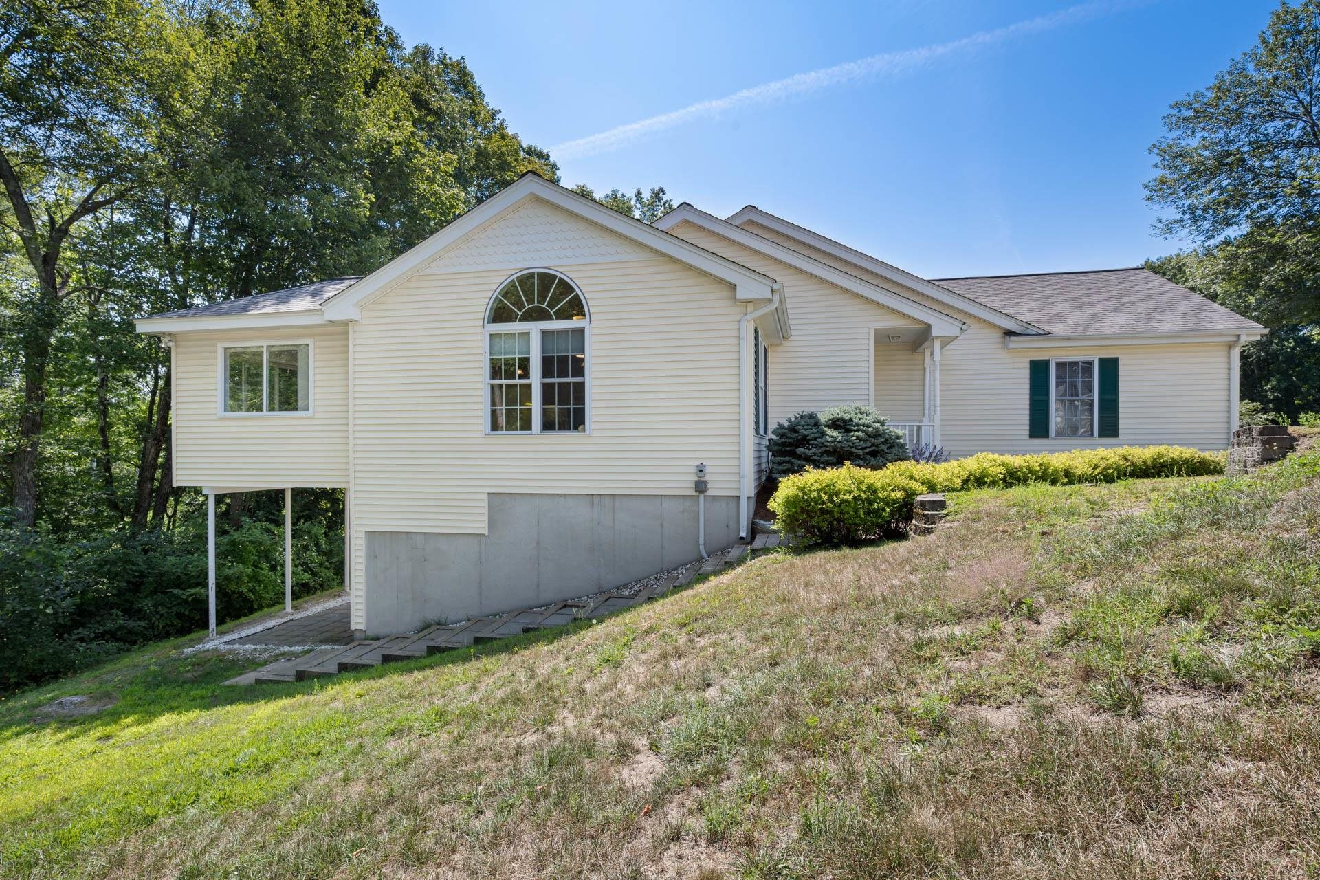 Londonderry, New Hampshire 03053, United States, 2 Bedrooms Bedrooms, ,2 BathroomsBathrooms,Residential,Pending,190437