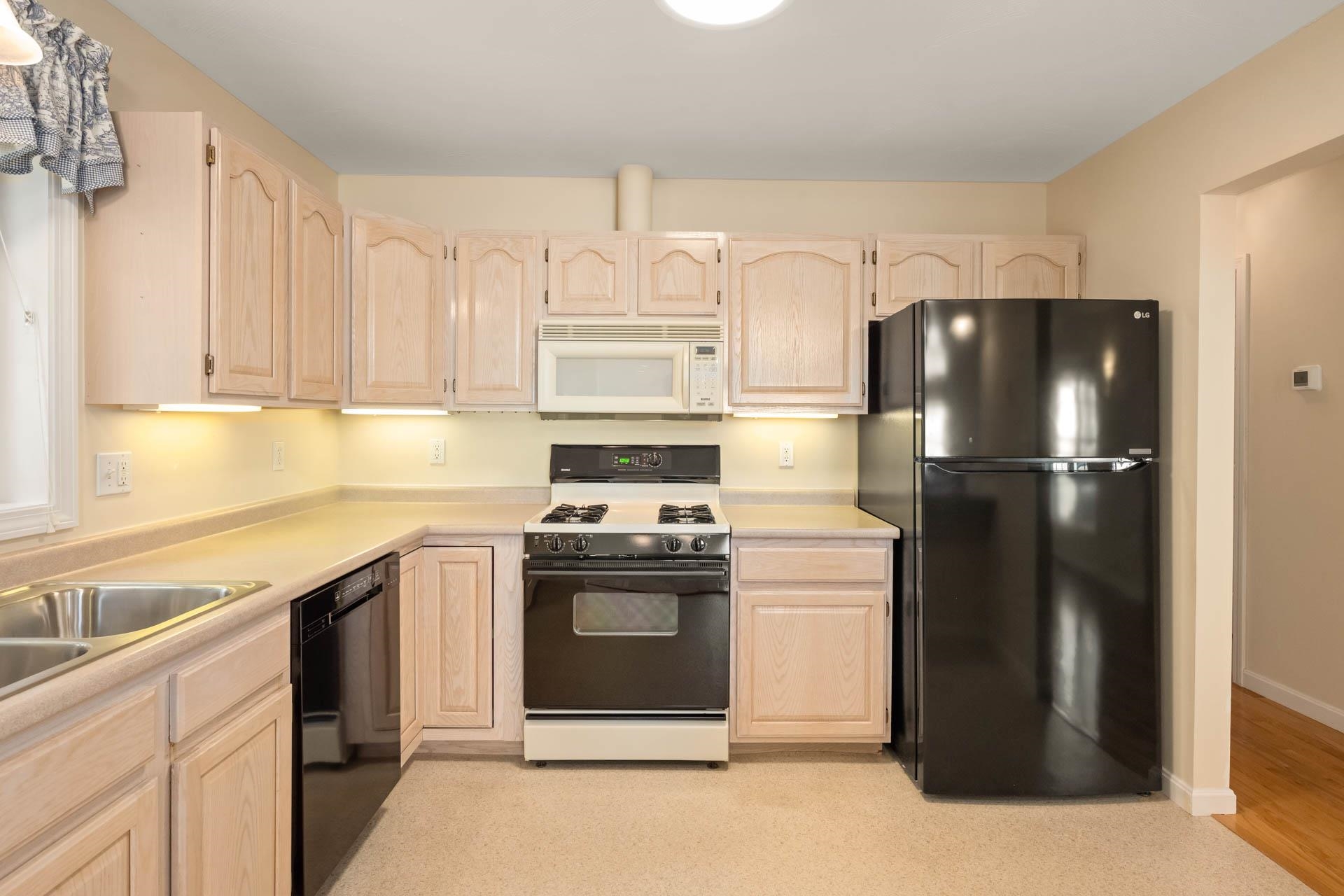 Londonderry, New Hampshire 03053, United States, 2 Bedrooms Bedrooms, ,2 BathroomsBathrooms,Residential,Pending,190437