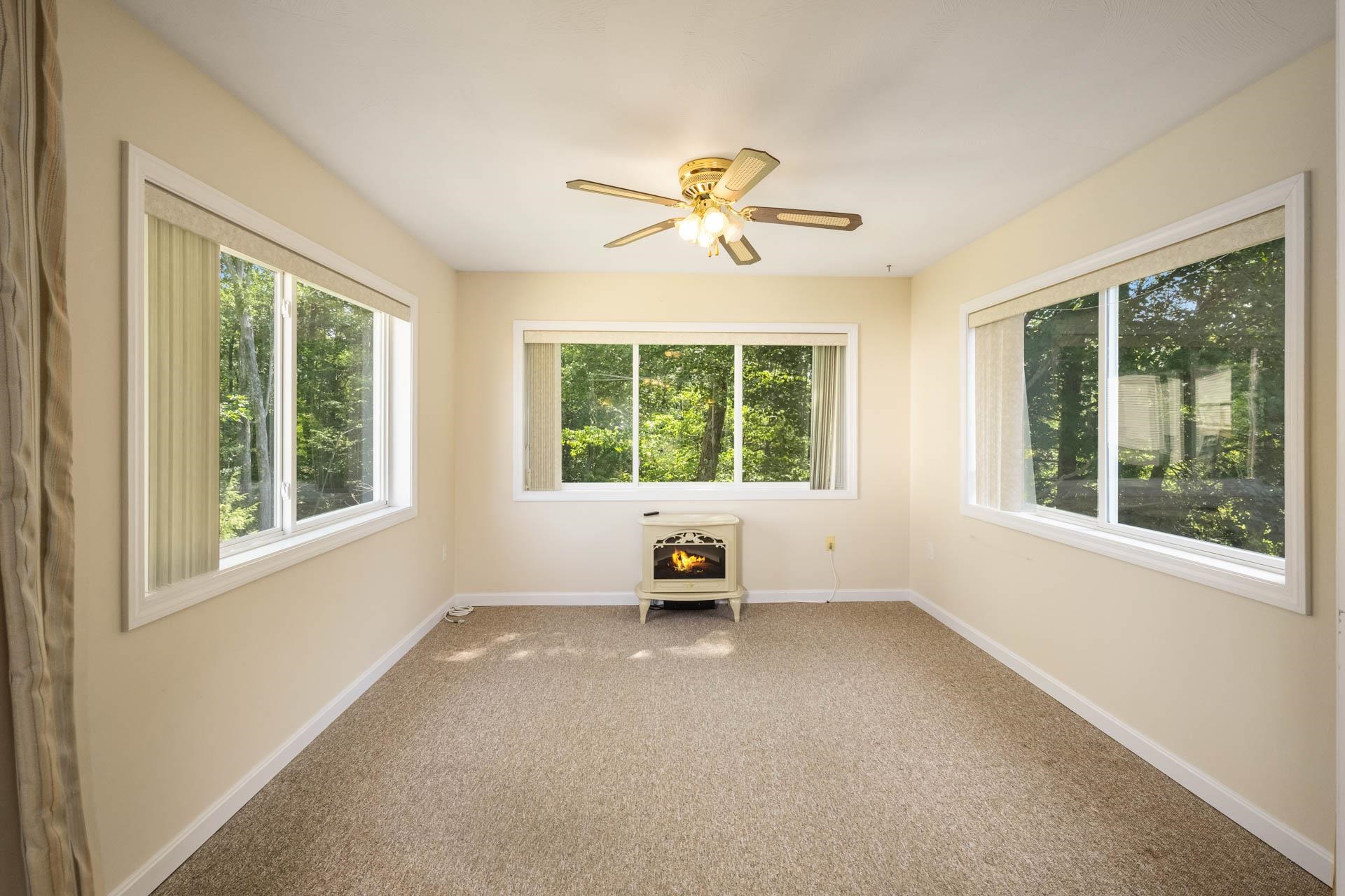 Londonderry, New Hampshire 03053, United States, 2 Bedrooms Bedrooms, ,2 BathroomsBathrooms,Residential,Pending,190437