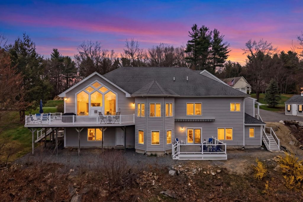 Photo of 8 Ledgewood Drive, Londonderry, NH 03053 (MLS # 5084363)
