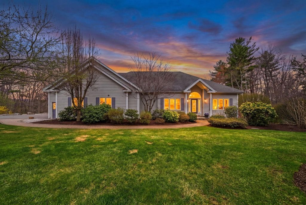 Photo of 8 Ledgewood Drive, Londonderry, NH 03053 (MLS # 5084363)