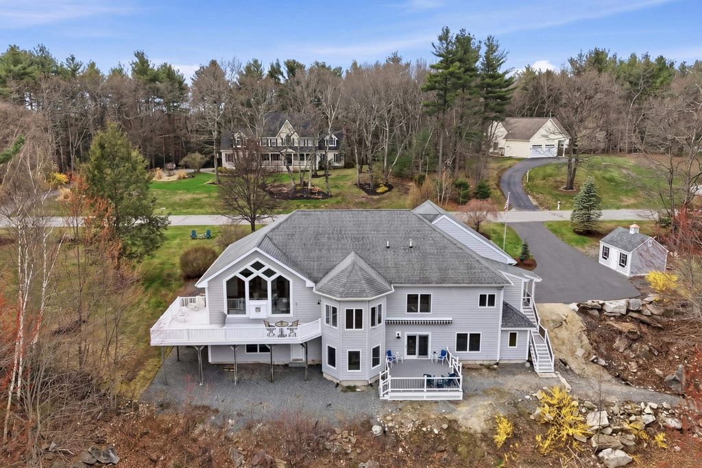 Photo of 8 Ledgewood Drive, Londonderry, NH 03053 (MLS # 5084363)