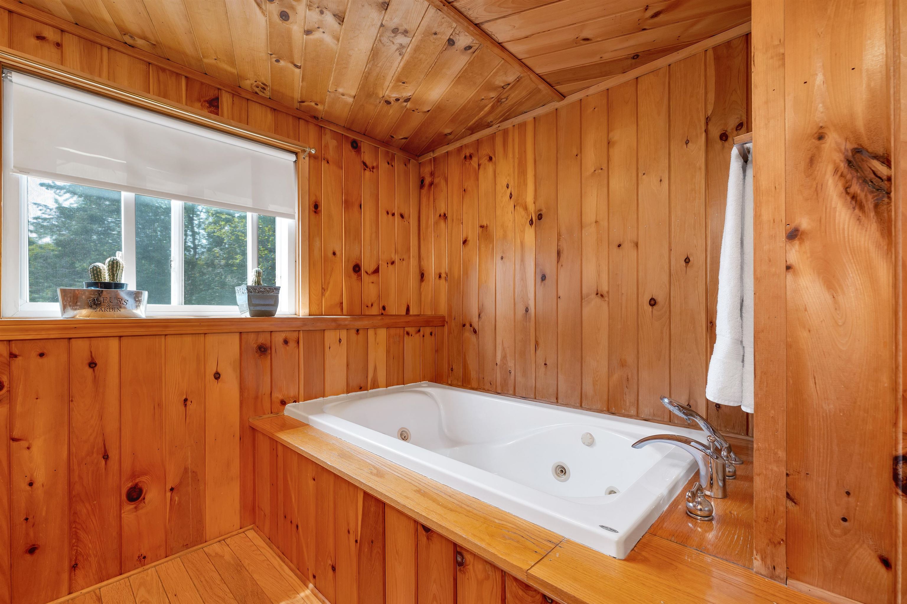 Laconia, New Hampshire 03246, United States, 4 Bedrooms Bedrooms, ,2 BathroomsBathrooms,Residential,Pending,151346