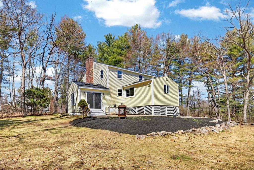 Photo of 27 Gilcreast Road, Londonderry, NH 03053 (MLS # 5082916)