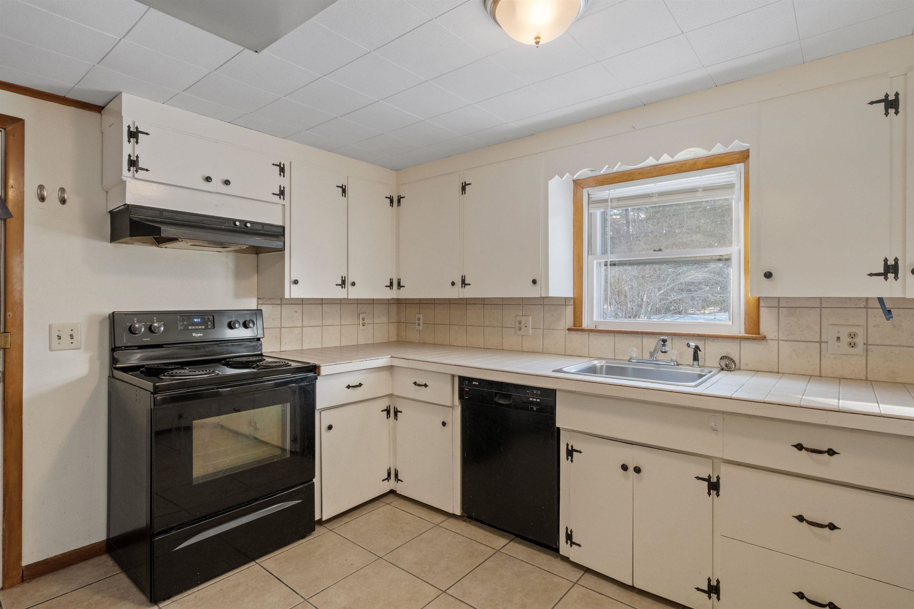 Wakefield, New Hampshire 03830, United States, 3 Bedrooms Bedrooms, ,2 BathroomsBathrooms,Residential,Pending,78549