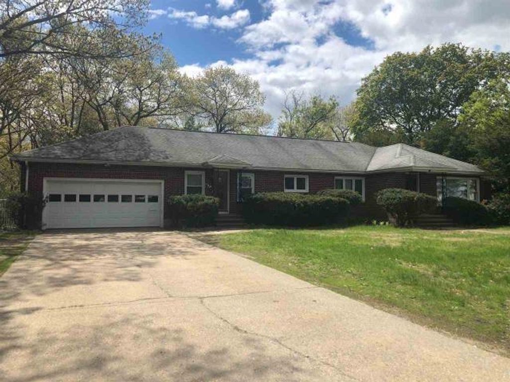 Photo of 675 Coolidge Avenue, Manchester, NH 03102 (MLS # 5039805)