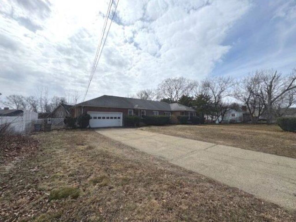 Photo of 675 Coolidge Avenue, Manchester, NH 03102 (MLS # 5039805)