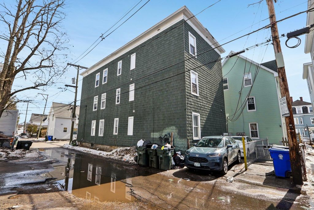 Photo of 424 Cedar Street, Manchester, NH 03103 (MLS # 5078831)