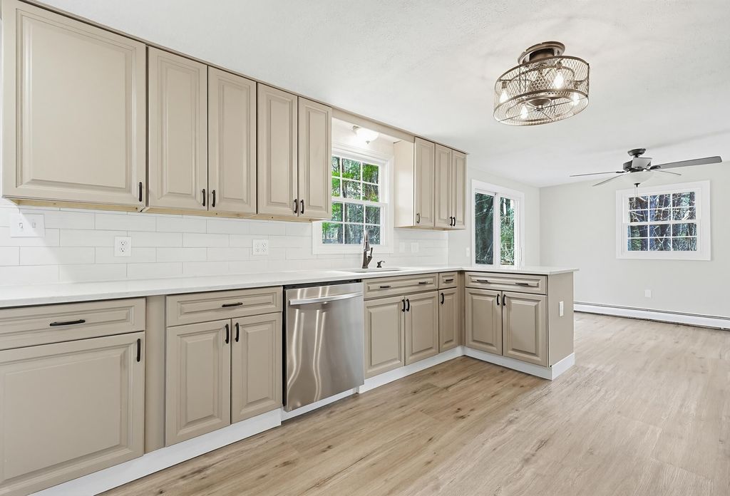 Photo of 4 Autumn Circle, Plaistow, NH 03864 (MLS # 5081554)