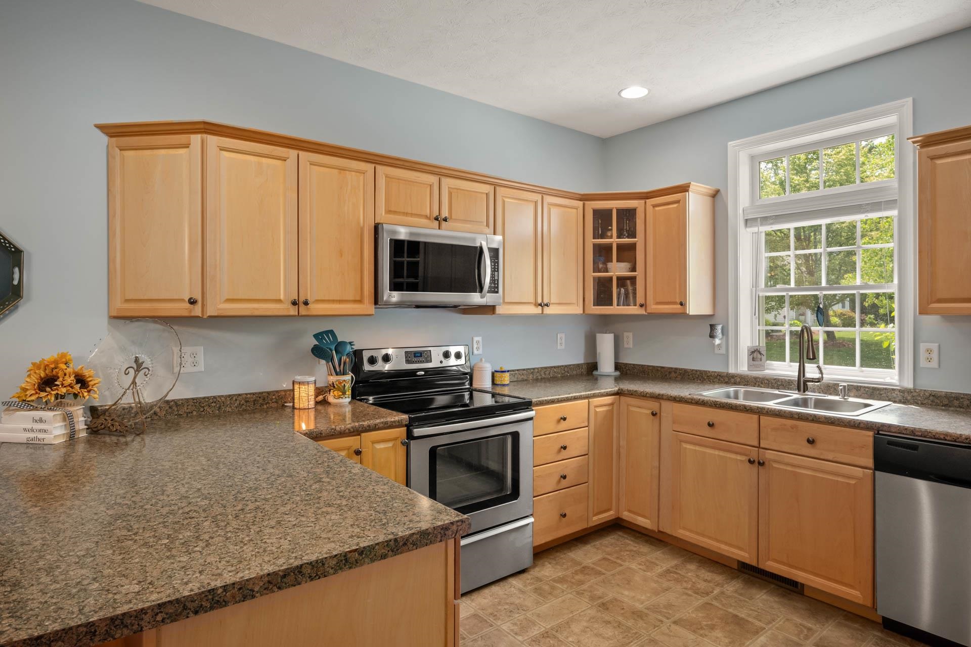 Litchfield, New Hampshire 03052, United States, 2 Bedrooms Bedrooms, ,2 BathroomsBathrooms,Residential,Pending,140863