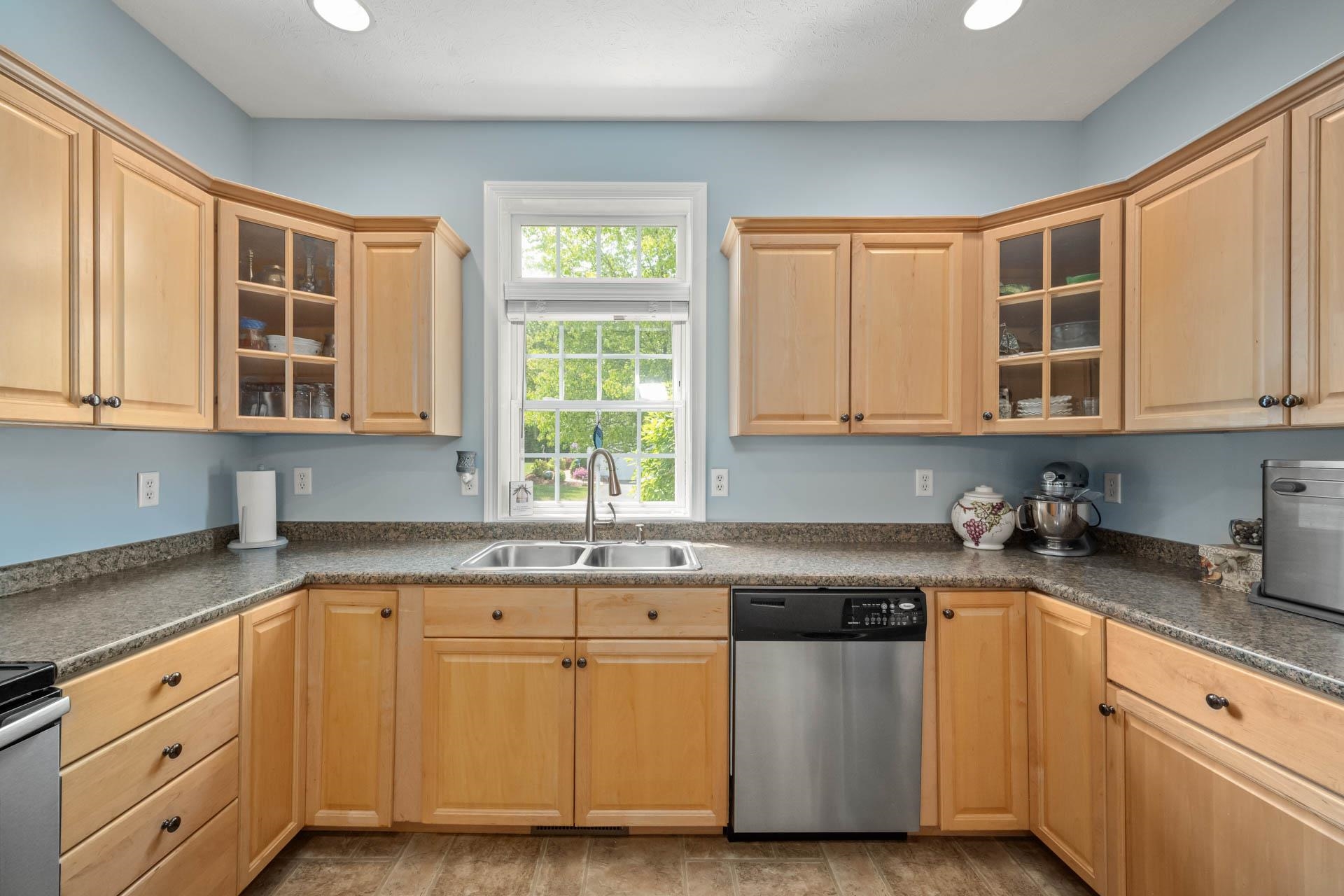 Litchfield, New Hampshire 03052, United States, 2 Bedrooms Bedrooms, ,2 BathroomsBathrooms,Residential,Pending,140863