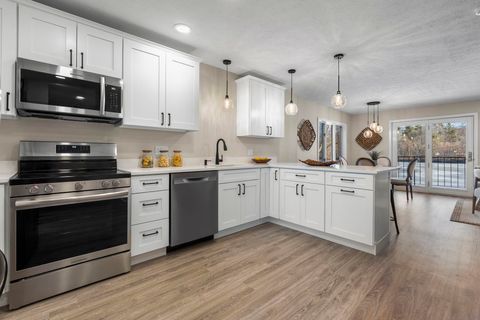 Photo of 51 River Front Drive #3, Manchester, NH 03102 (MLS # 5073903)