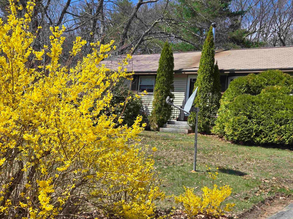 Photo of 37 Country Club Lane, Merrimack, NH 03054 (MLS # 5084022)