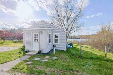 Photo of 64 School Street, Allenstown, NH 03275 (MLS # 5087020)